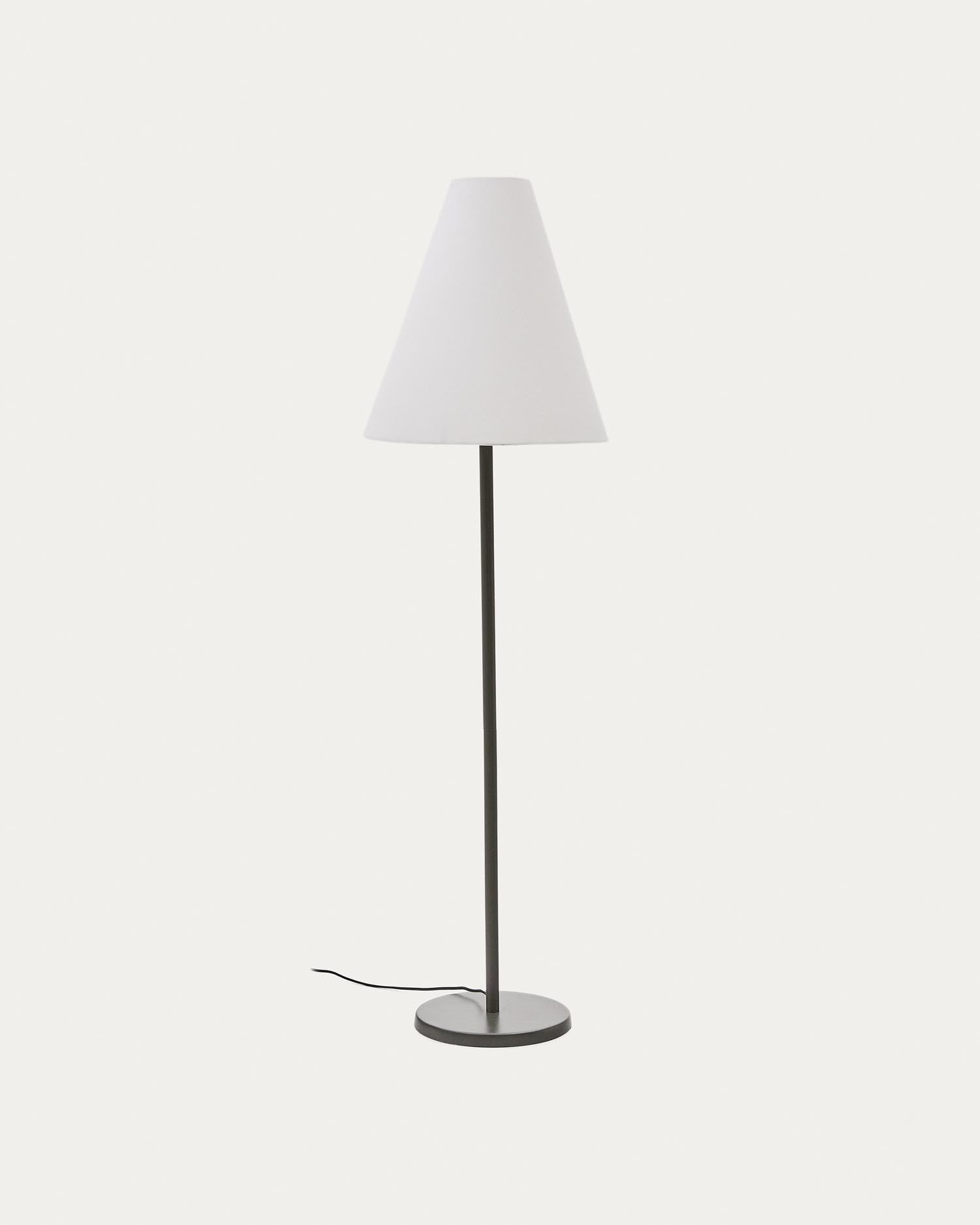 Die Stehlampe Navat von Kave Home vereint modernes Design mit grünem Finish, Massivholzfuss und flexibler Lichtausrichtung.