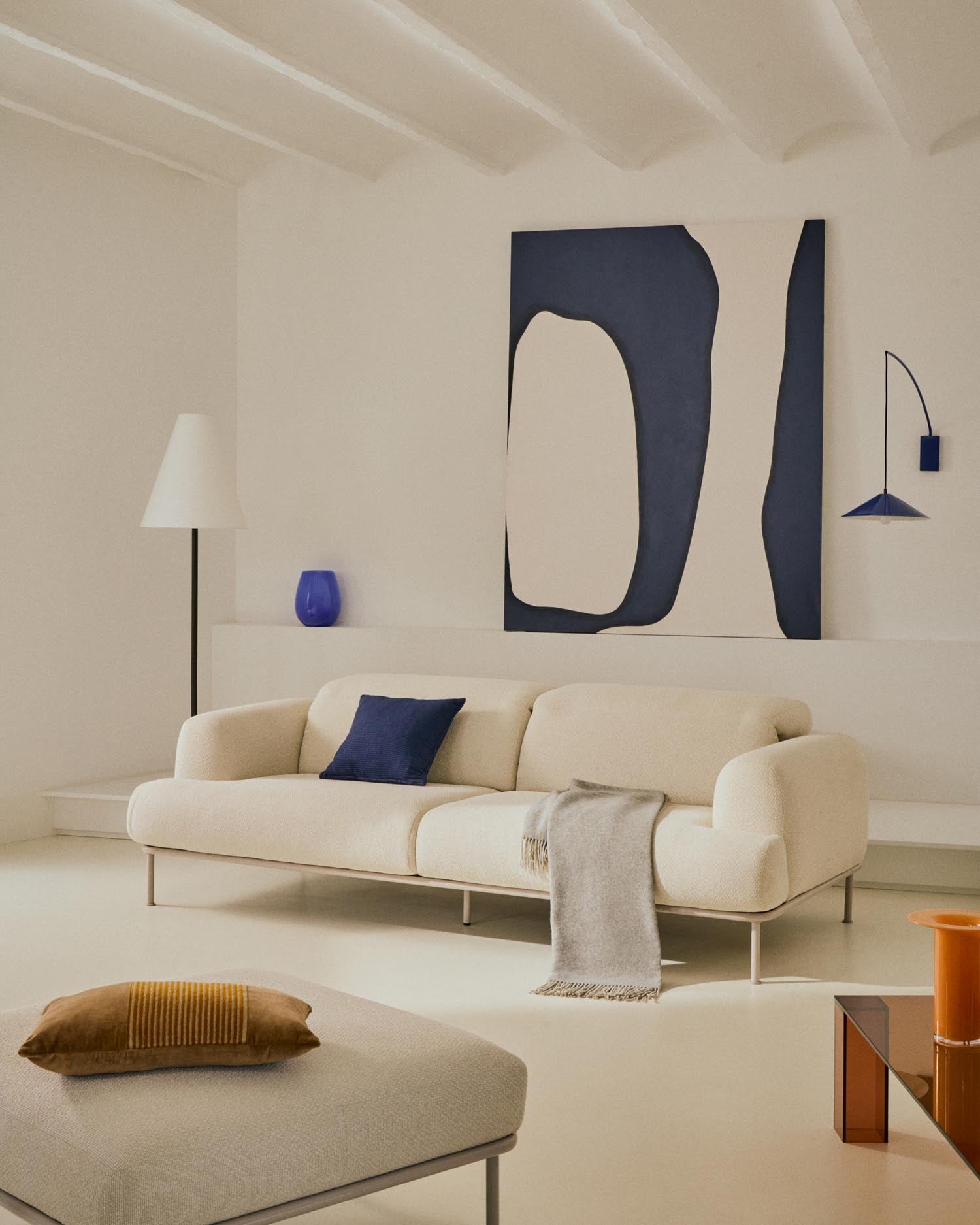 Die Navat Stehlampe von Kave Home überzeugt mit grünem Metall-Finish und modernem Stil, perfekt für elegante Wohnräume.