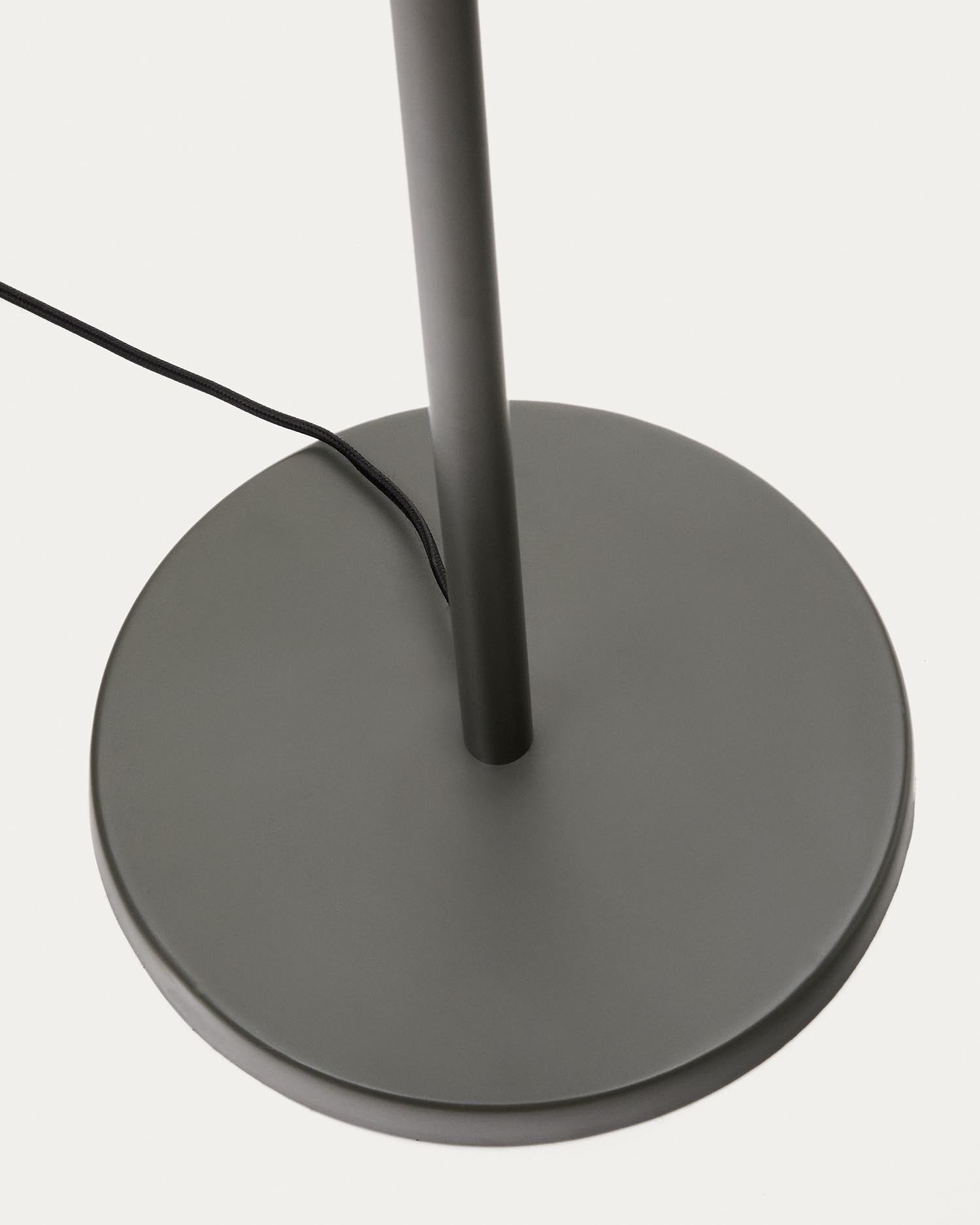 Die Stehlampe Navat von Kave Home vereint modernes Design mit einem frischen grünen Finish und robustem Metall, ideal für stilvolle Akzente.