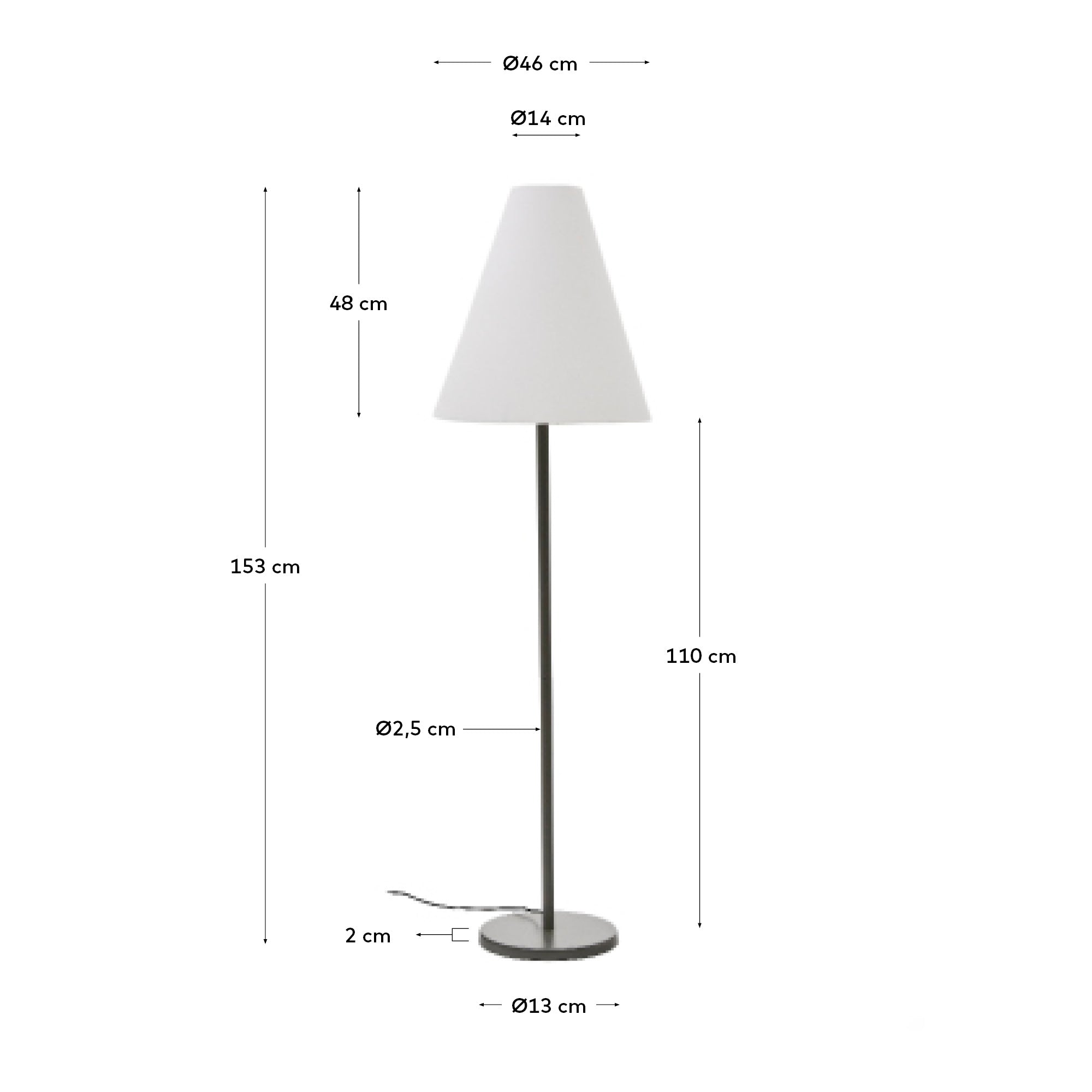 Die Stehlampe Navat von Kave Home kombiniert elegantes grünes Metall mit einem stabilen Holzfuß, perfekt für jeden Raum.