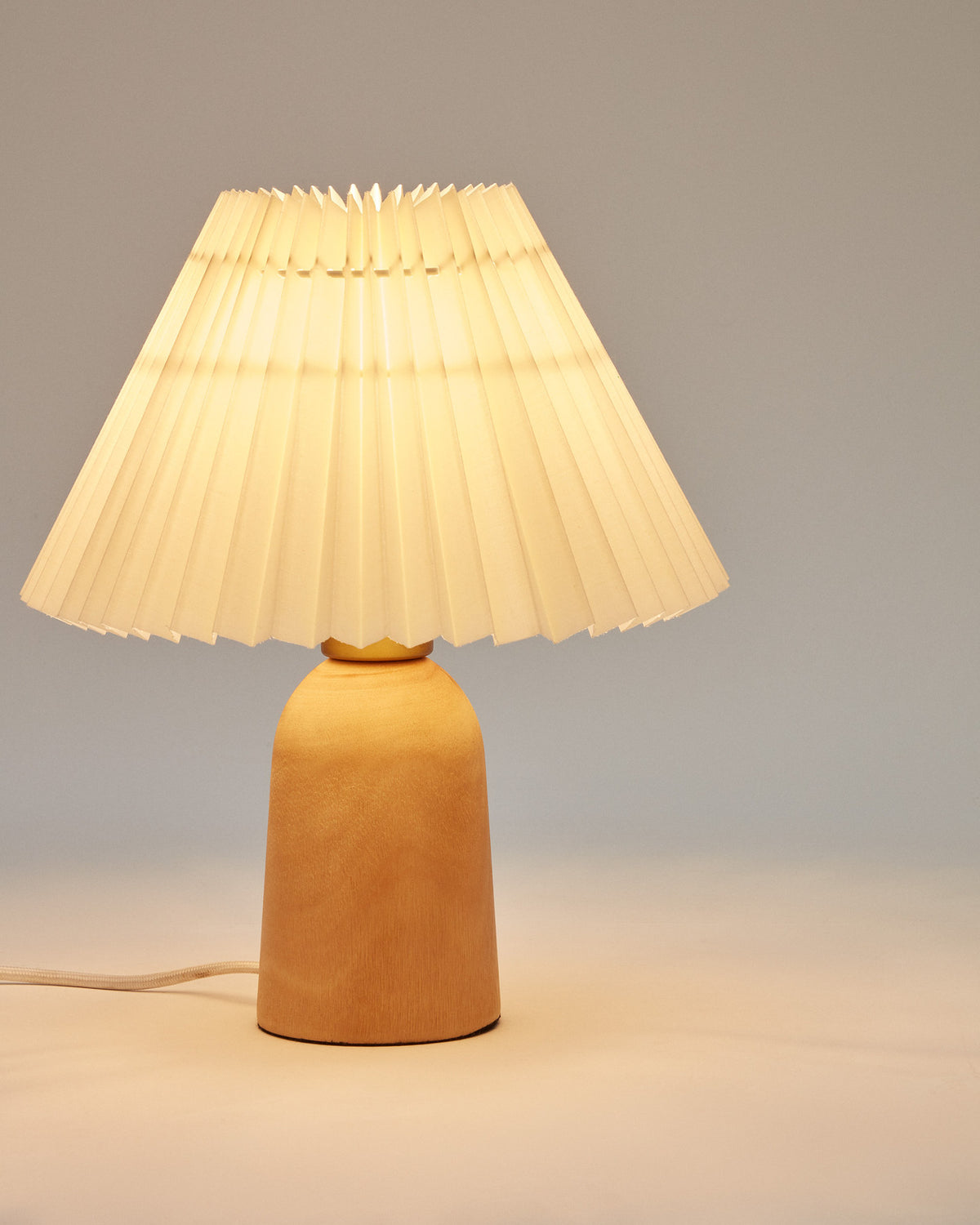 Benicarlo Tischlampe aus Holz mit Finish in Natur und Beige UK in Beige präsentiert im Onlineshop von KAQTU Design AG. Tischleuchte ist von Kave Home