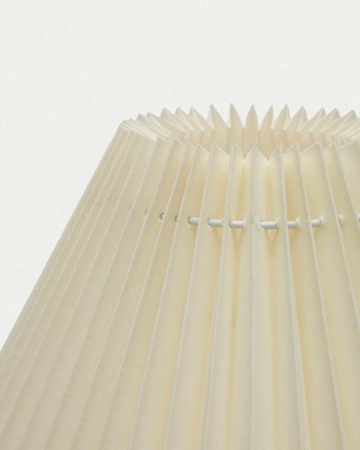 Benicarlo Tischlampe aus Holz mit Finish in Natur und Beige UK in Beige präsentiert im Onlineshop von KAQTU Design AG. Tischleuchte ist von Kave Home