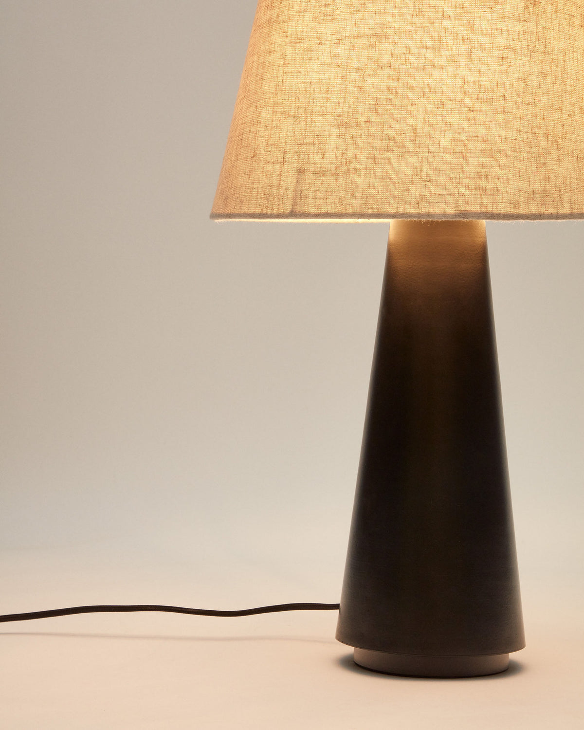 Torrent Tischlampe aus Metall in Schwarz und Lampenschirm aus Leinen in Schwarz präsentiert im Onlineshop von KAQTU Design AG. Tischleuchte ist von Kave Home