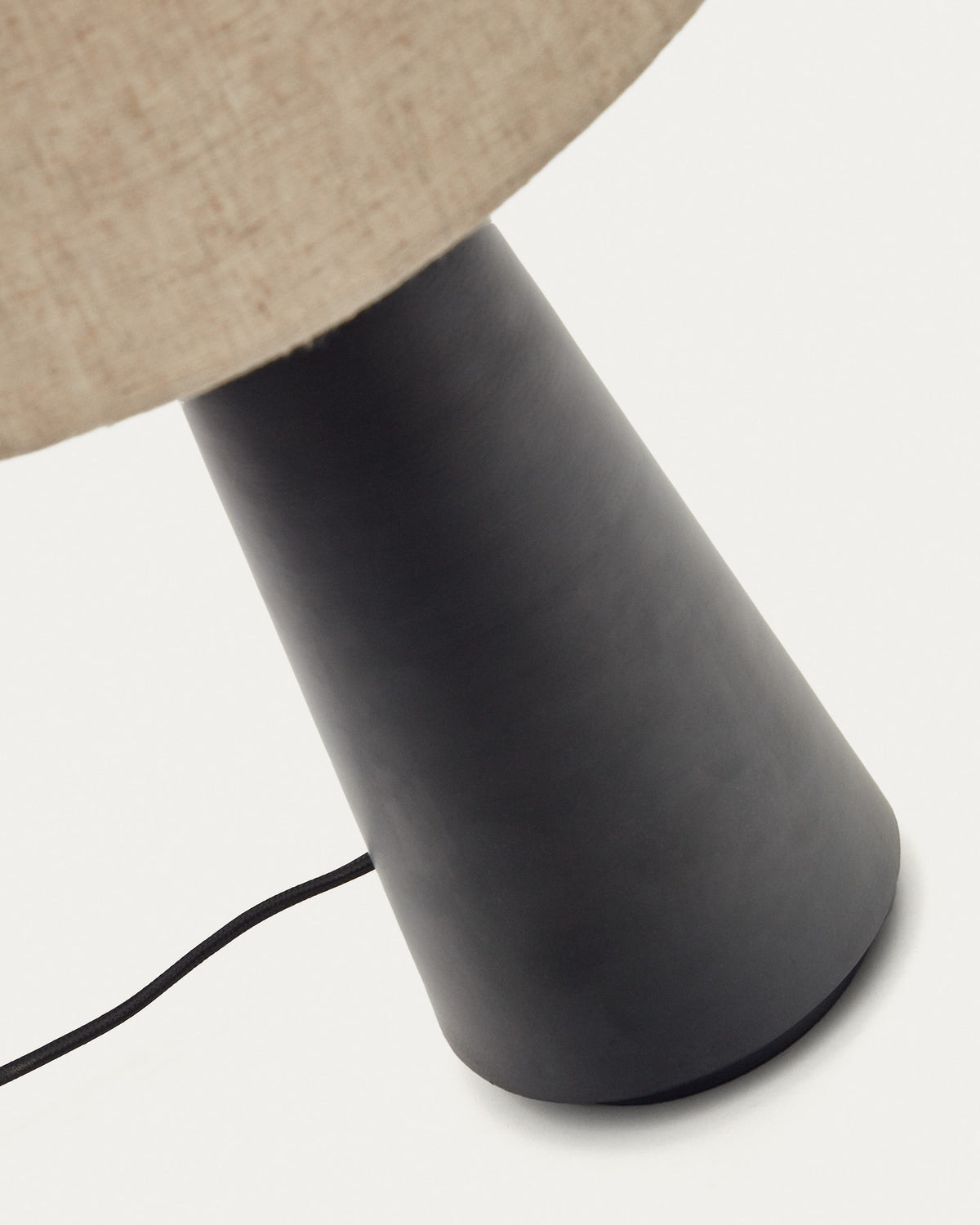 Torrent Tischlampe aus Metall in Schwarz und Lampenschirm aus Leinen in Schwarz präsentiert im Onlineshop von KAQTU Design AG. Tischleuchte ist von Kave Home