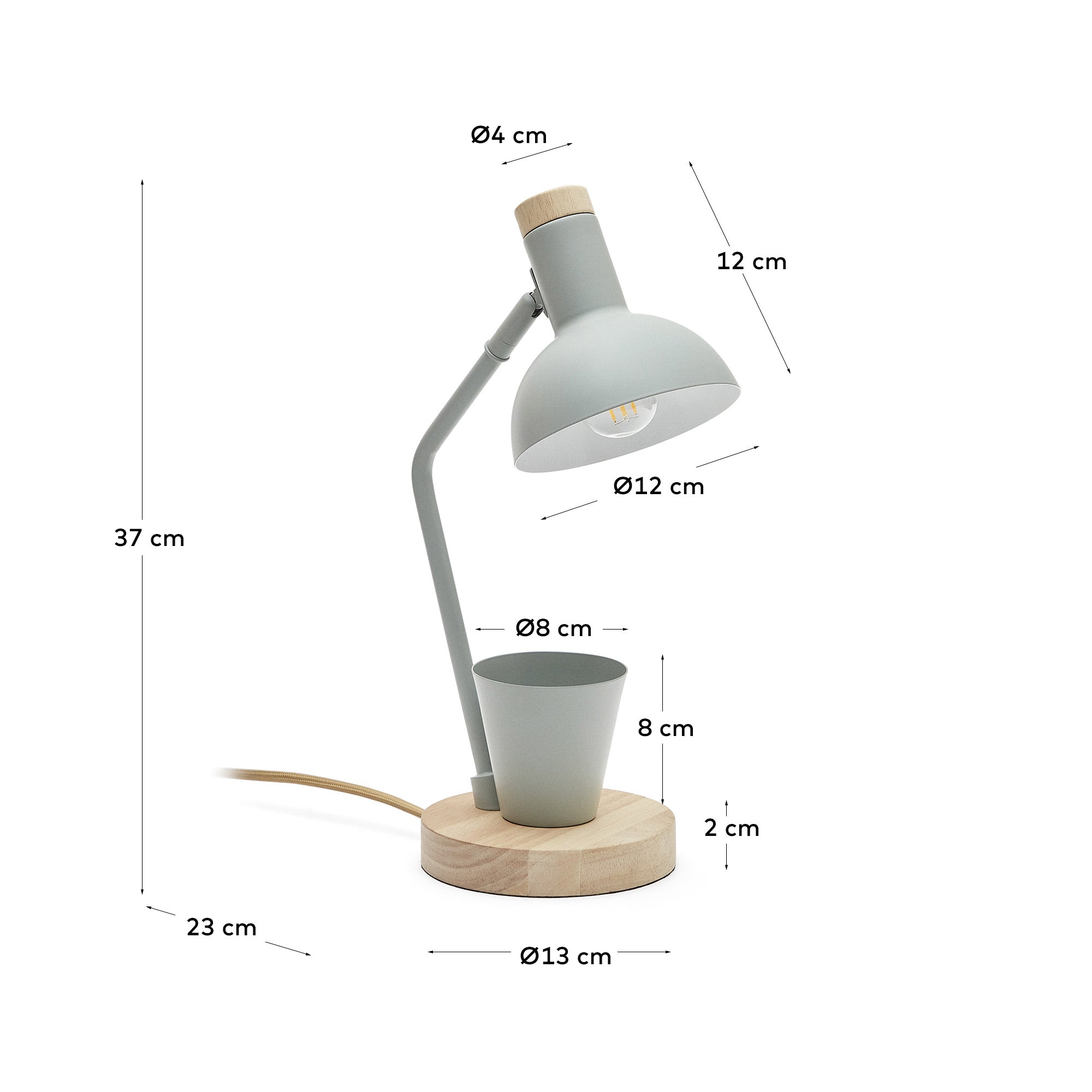 Die Katia Schreibtischlampe von Kave Home kombiniert stilvolles Holz mit grünem Metall und ist perfekt für Kinderzimmer und kreative Räume.