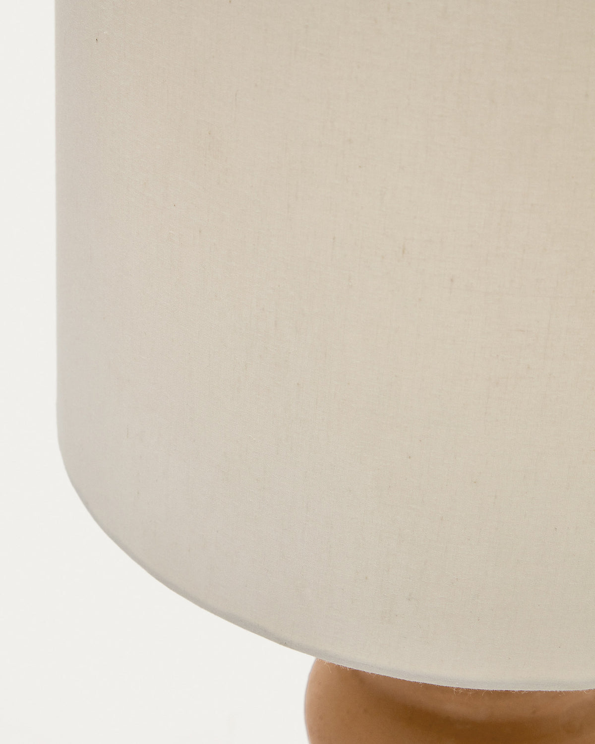 Madsen Tischleuchte aus Terrakotta mit weissem Lampenschirm in Terrakotta präsentiert im Onlineshop von KAQTU Design AG. Tischleuchte ist von Kave Home