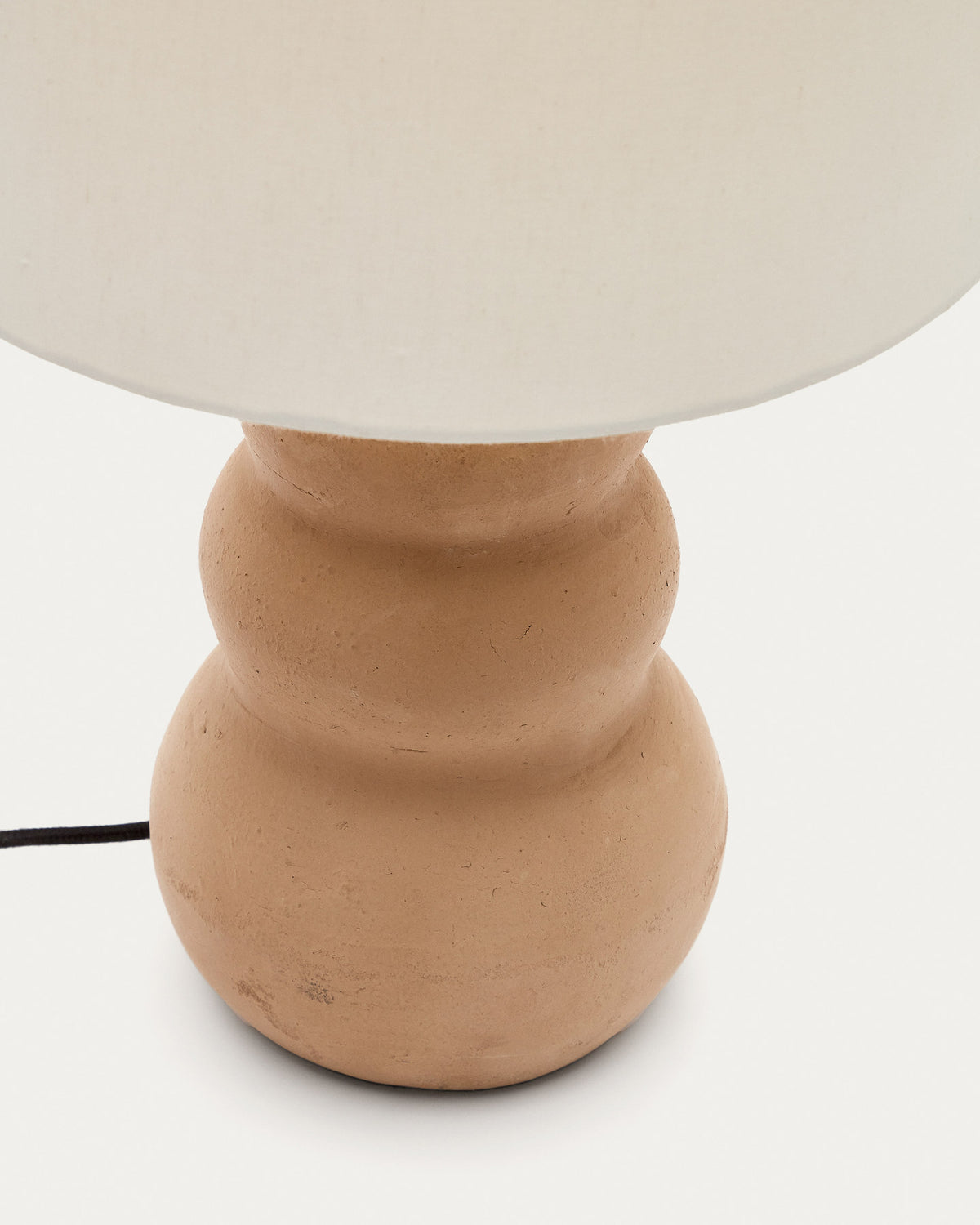Madsen Tischleuchte aus Terrakotta mit weissem Lampenschirm in Terrakotta präsentiert im Onlineshop von KAQTU Design AG. Tischleuchte ist von Kave Home