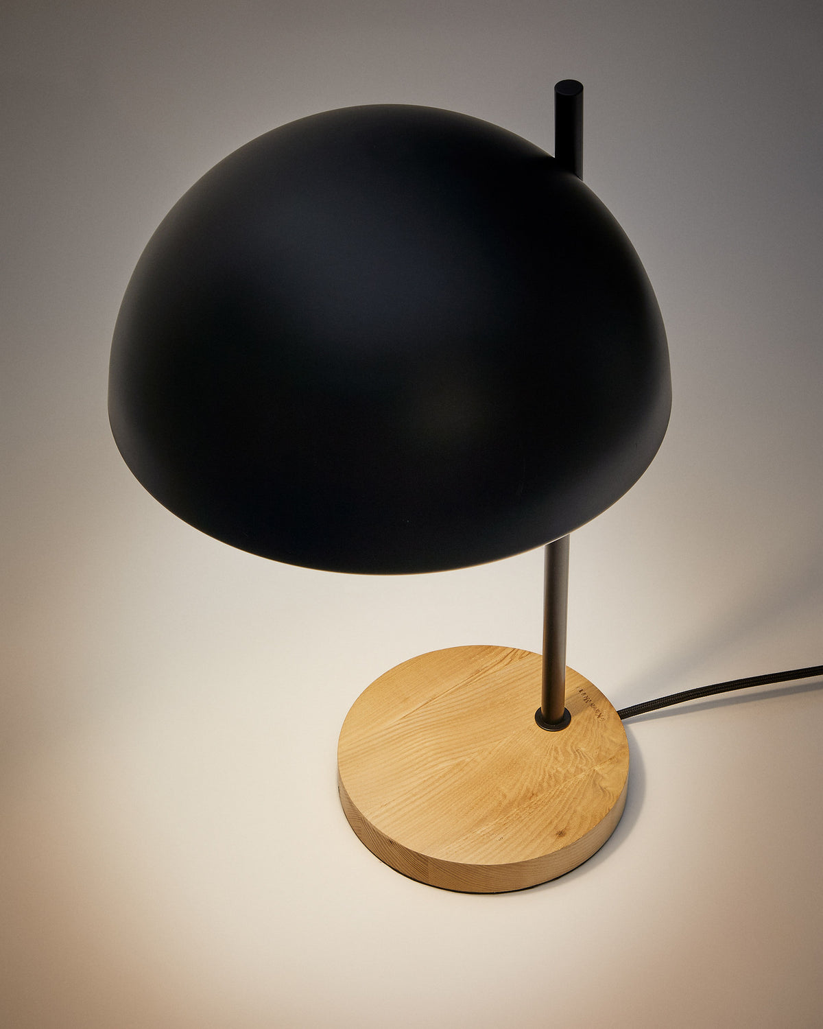 Catlar Tischlampe aus Eschenholz und Metall mit schwarzem Lackfinish in Schwarz präsentiert im Onlineshop von KAQTU Design AG. Tischleuchte ist von Kave Home