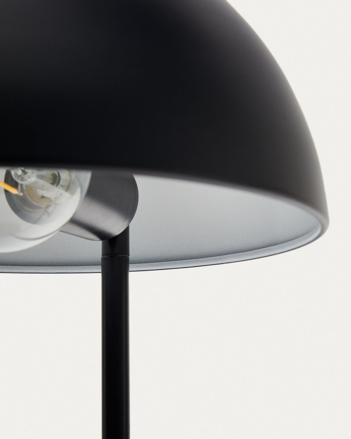 Catlar Tischlampe aus Eschenholz und Metall mit schwarzem Lackfinish in Schwarz präsentiert im Onlineshop von KAQTU Design AG. Tischleuchte ist von Kave Home