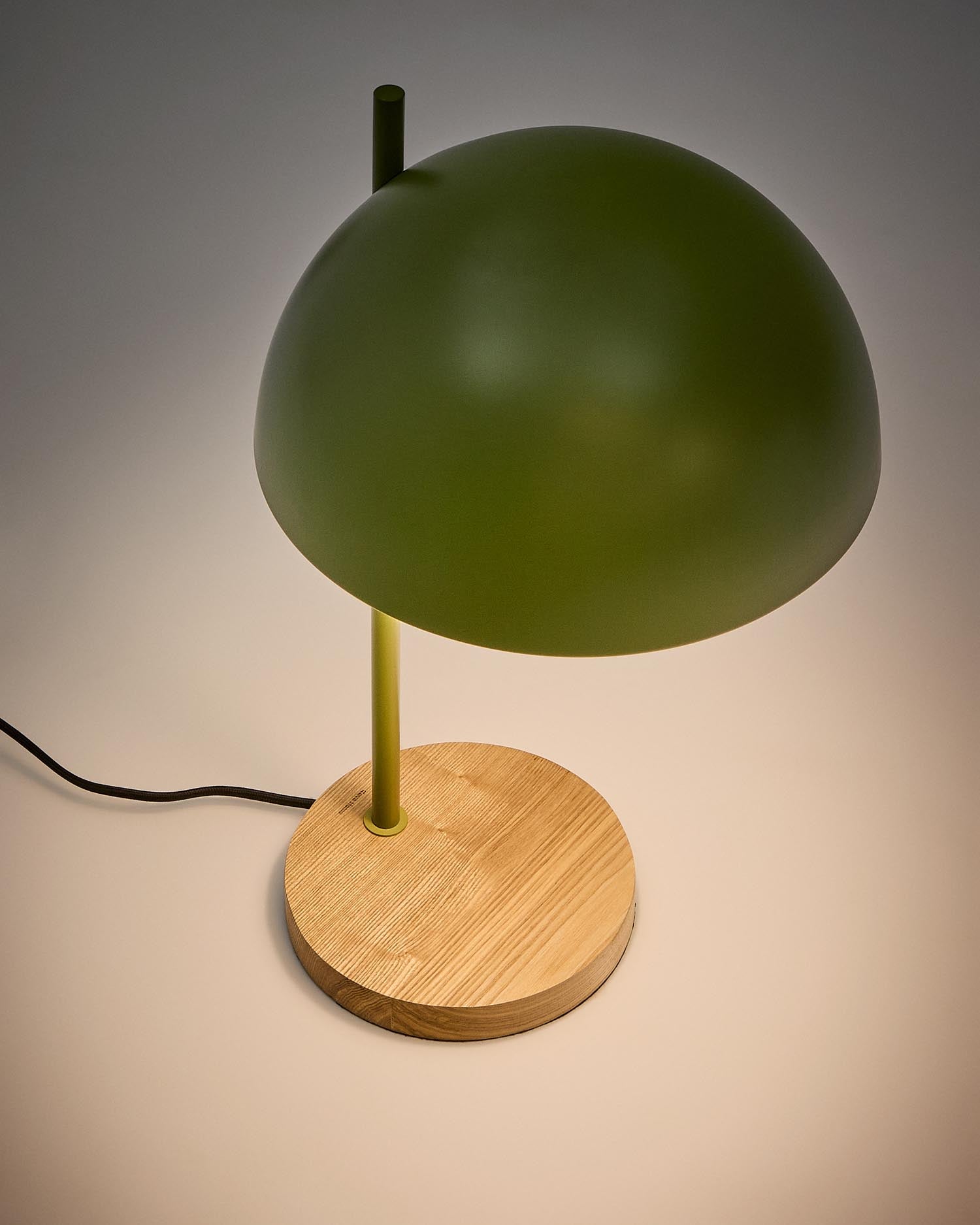 Die Catlar Tischlampe von Kave Home vereint stilvolles Eschenholz mit einem lebendigen grünen Lackfinish und bringt modernes Flair in Ihr Zuhause.