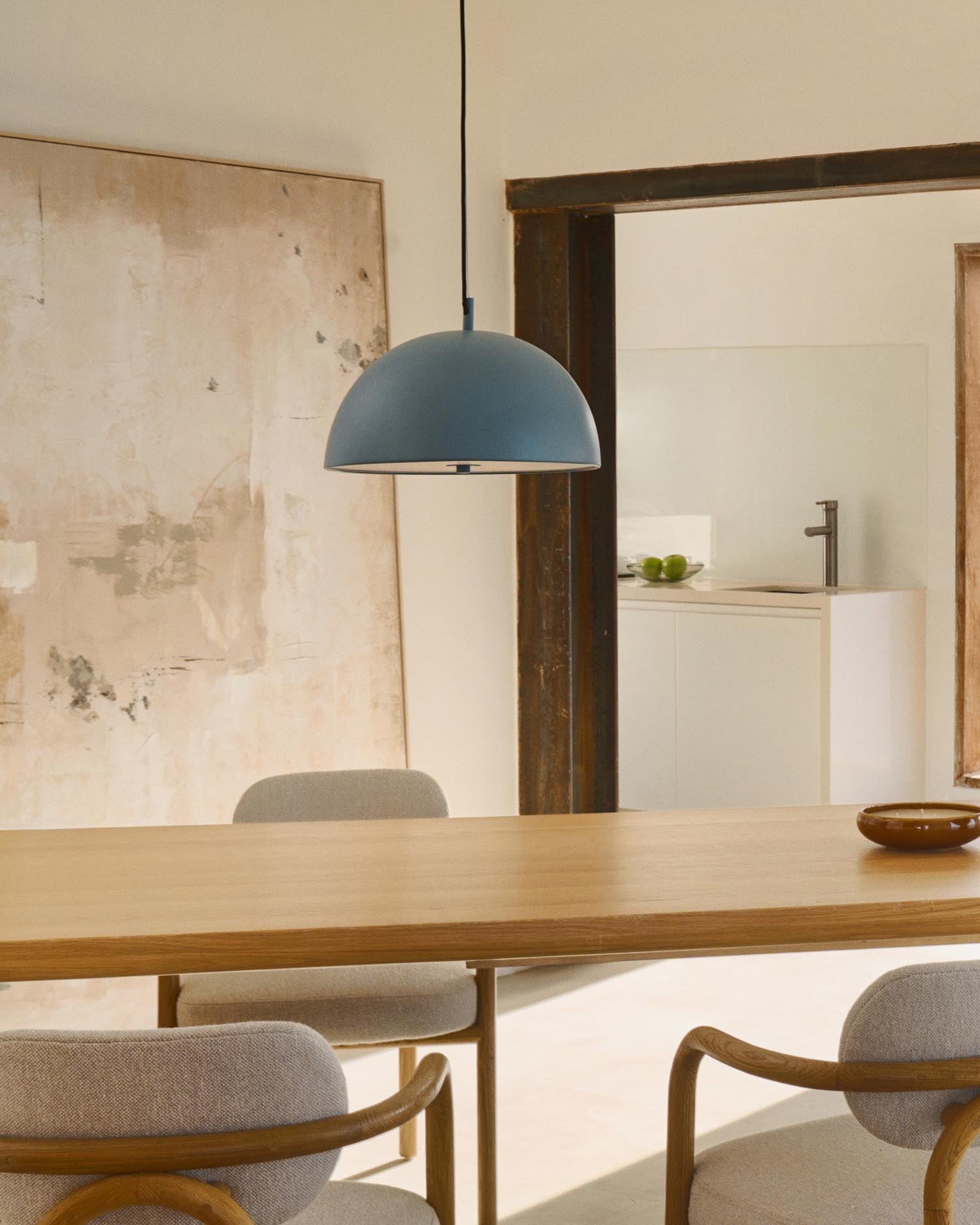 Stilvolle Catlar Deckenleuchte Ø 40 cm: Hochwertiges Metall mit blauem Lack, harmonische Holzdetails, modernes und zeitloses Design für jedes Zuhause.