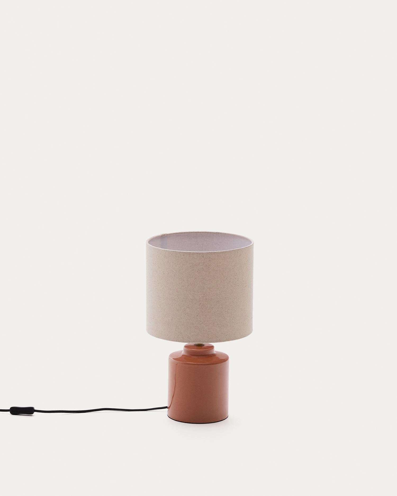 Tischlampe Daeli aus Keramik mit orangenem Finish und Baumwolle in Beige in präsentiert im Onlineshop von KAQTU Design AG. Tischleuchte ist von Kave Home