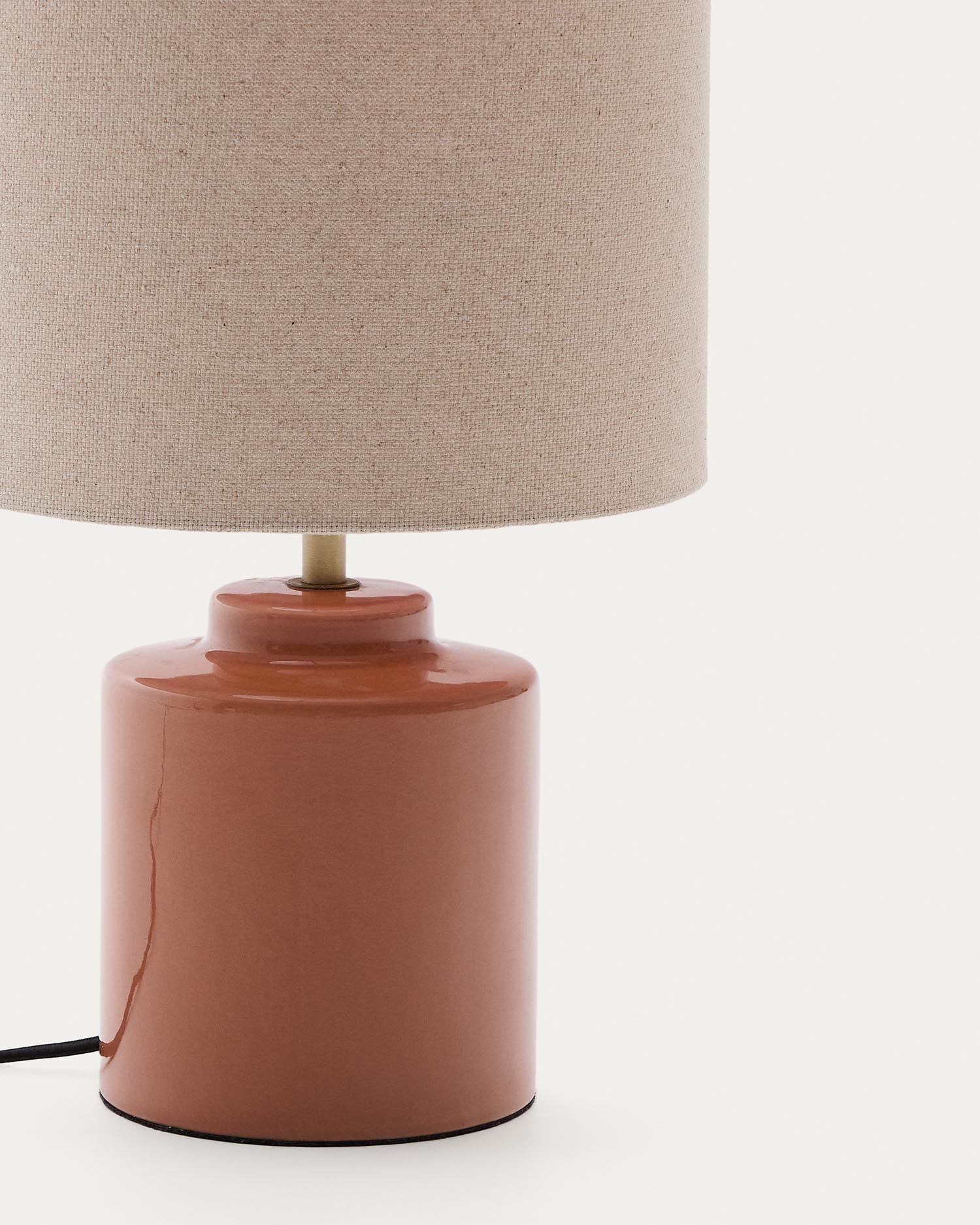Entdecken Sie die Tischlampe Daeli von Kave Home: Einzigartiges Design mit orangenem Keramiksockel und beigem Baumwollschirm für stilvolle Akzente.