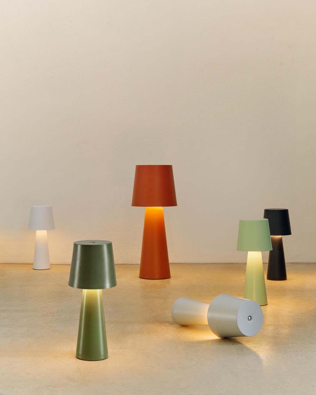 Kave Home Arenys: Elegante Outdoor-Tischlampe in Weiss für Garten.