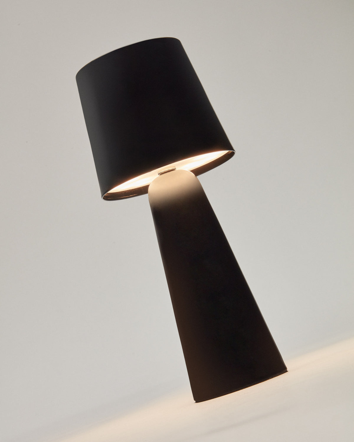 Arenys Outdoor Tischlampe klein aus Metall mit schwarzem Lackfinish in Schwarz präsentiert im Onlineshop von KAQTU Design AG. Outdoor Tischleuchte ist von Kave Home