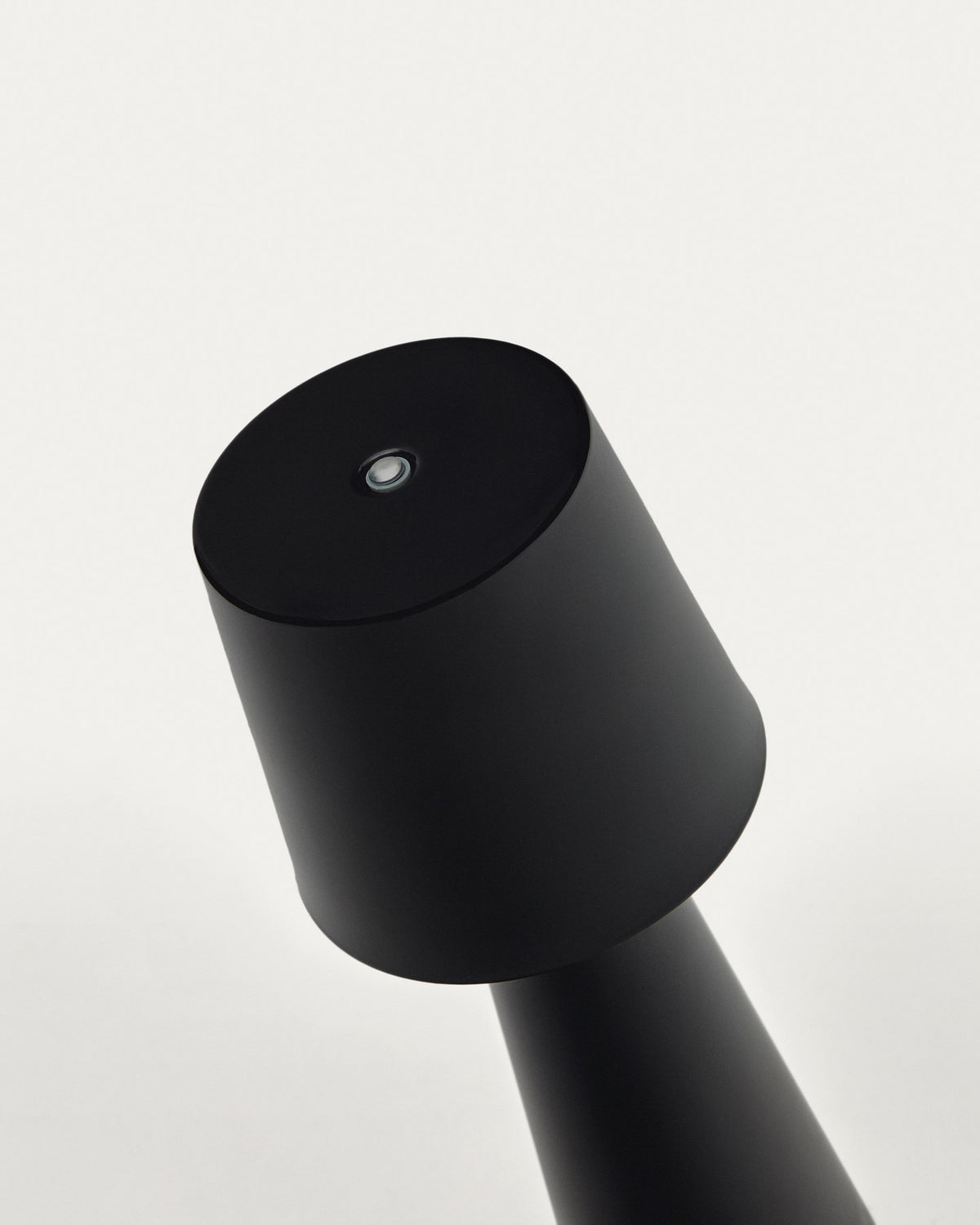 Arenys Outdoor Tischlampe klein aus Metall mit schwarzem Lackfinish in Schwarz präsentiert im Onlineshop von KAQTU Design AG. Outdoor Tischleuchte ist von Kave Home