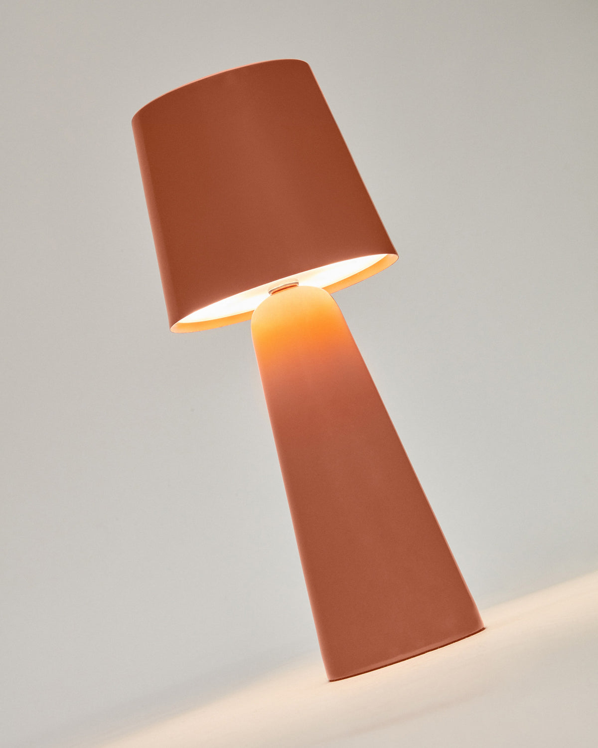 Arenys Outdoor Tischlampe klein aus Metall mit terrakottafarbenem Finish in Terrakotta präsentiert im Onlineshop von KAQTU Design AG. Outdoor Tischleuchte ist von Kave Home