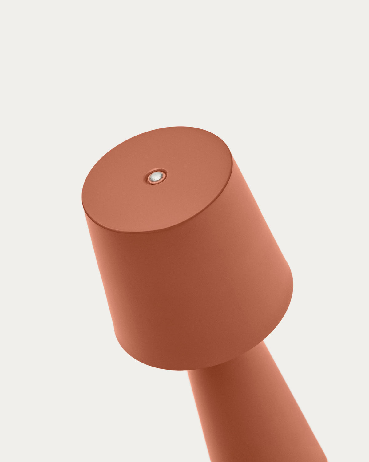 Arenys Outdoor Tischlampe klein aus Metall mit terrakottafarbenem Finish in Terrakotta präsentiert im Onlineshop von KAQTU Design AG. Outdoor Tischleuchte ist von Kave Home