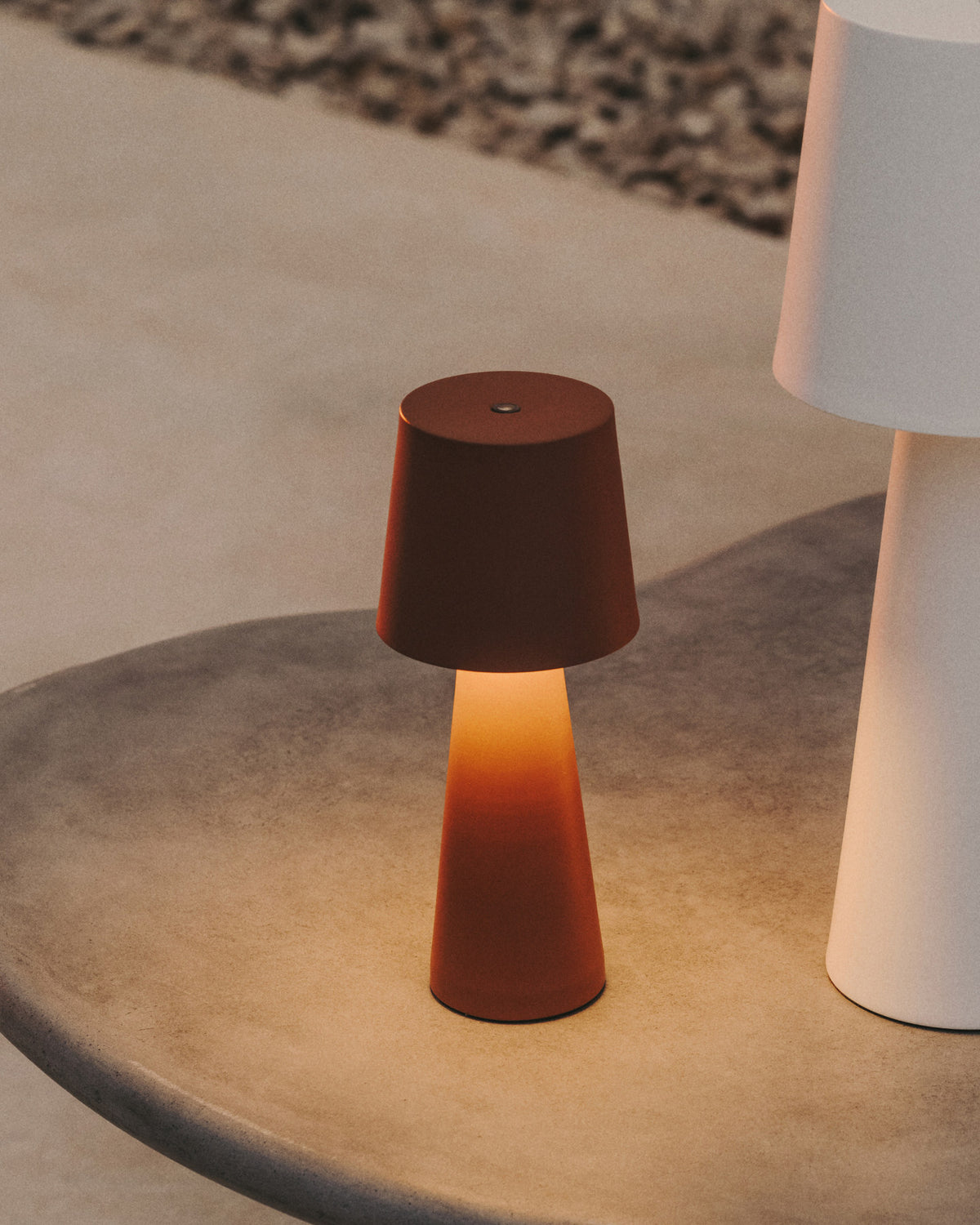 Arenys Outdoor Tischlampe klein aus Metall mit terrakottafarbenem Finish in Terrakotta präsentiert im Onlineshop von KAQTU Design AG. Outdoor Tischleuchte ist von Kave Home