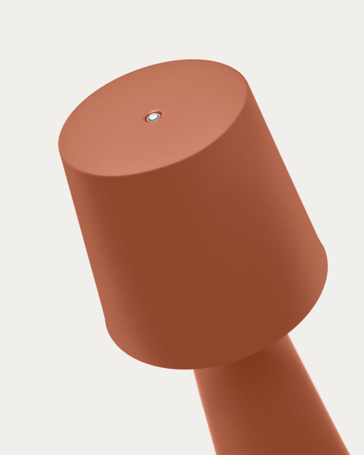 Arenys Outdoor Tischlampe gross aus Metall mit terrakottafarbenem Finish in Terrakotta präsentiert im Onlineshop von KAQTU Design AG. Outdoor Tischleuchte ist von Kave Home