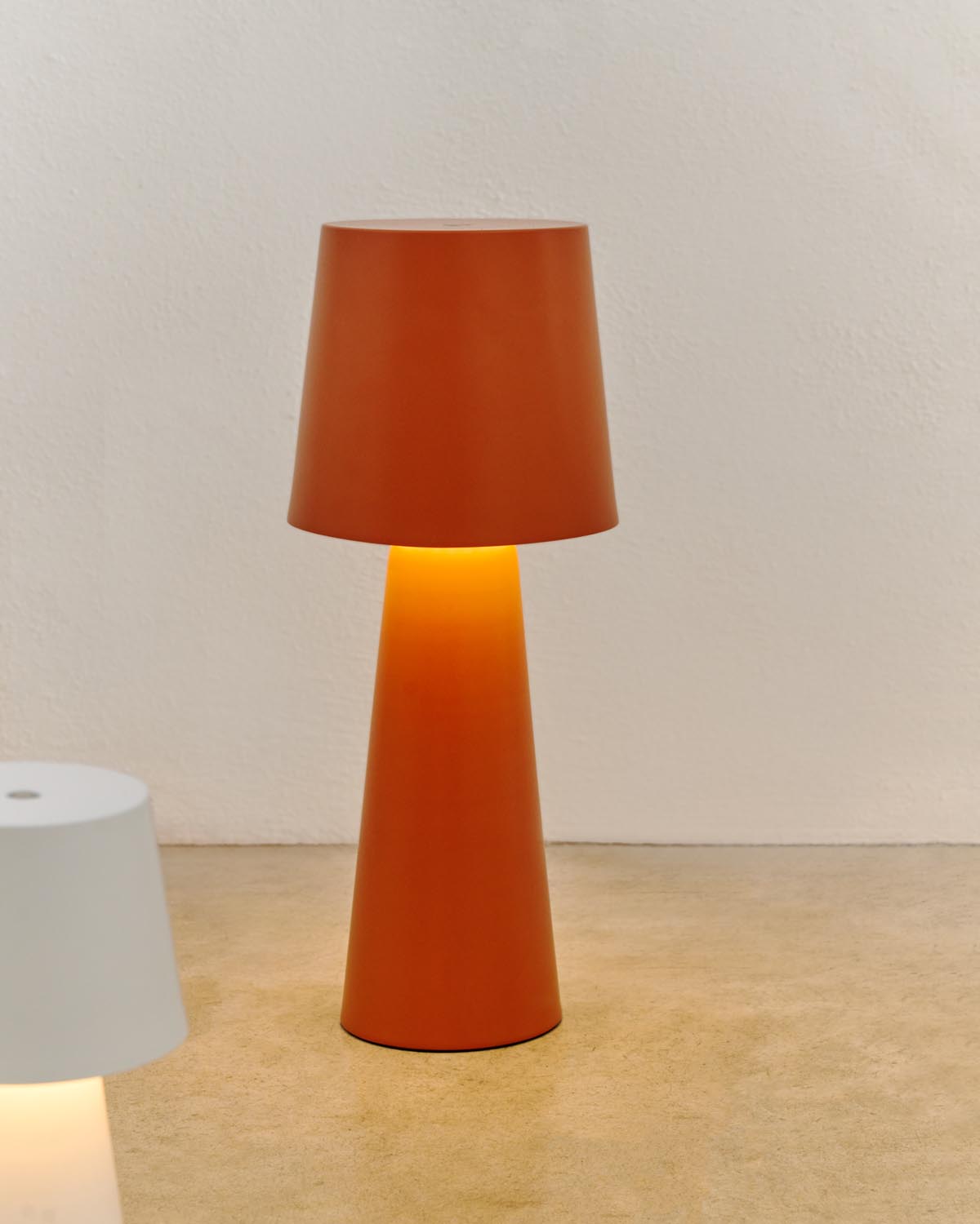 Arenys Outdoor Tischlampe: Elegantes Design in Terrakotta-Metall.