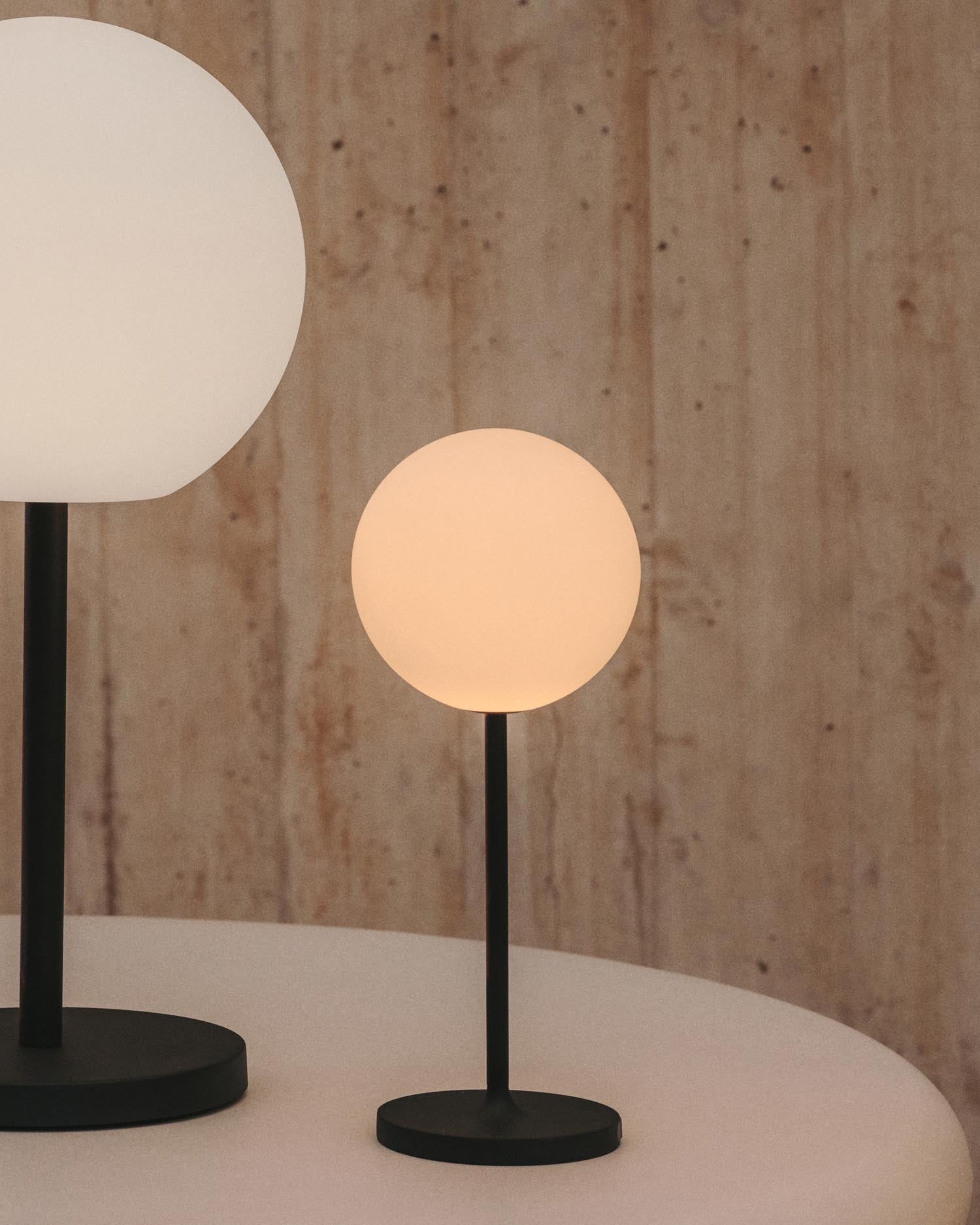 Entdecke die vielseitige Outdoor Tischlampe Dinesh von Kave Home. Mit 40 cm Höhe, elegantem Design und robuster Aluminiumkonstruktion ist sie perfekt für jeden Außenbereich.