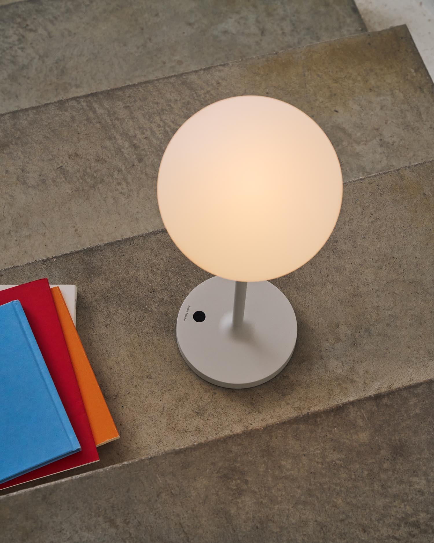 Stilvolle und flexible Tischlampe Dinesh aus robustem Aluminium in Grau, perfekt für stimmungsvolles Licht im Freien oder drinnen.