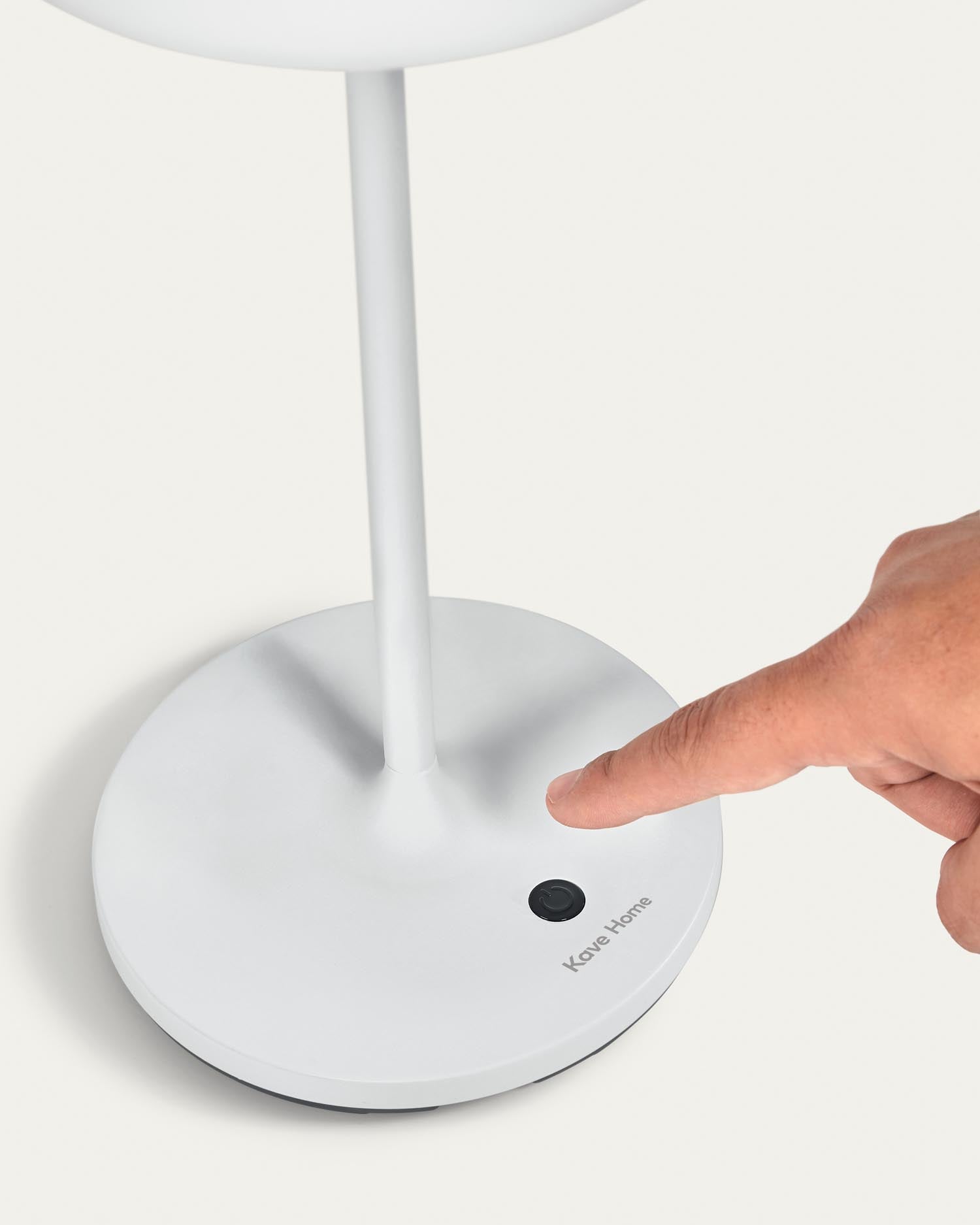 Elegante Outdoor Tischlampe Dinesh aus wetterbeständigem Aluminium in Grau, ideal für vielseitige Beleuchtung im Garten oder Zuhause.