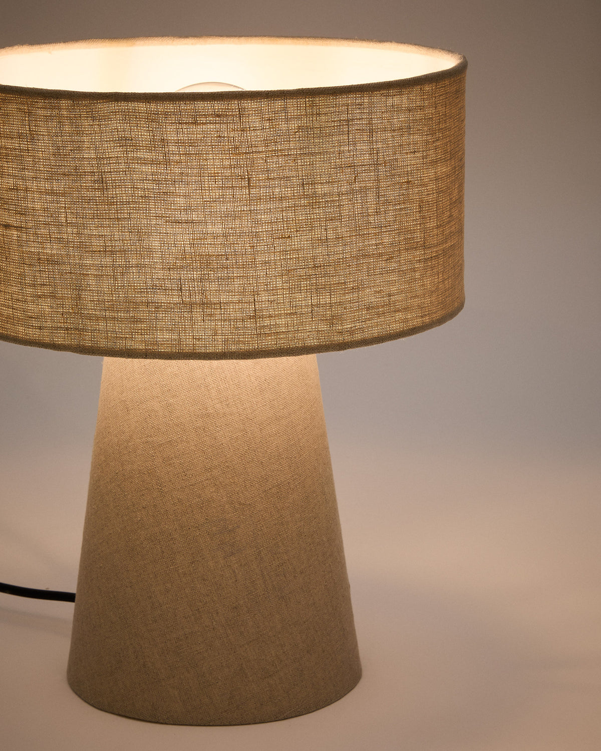 Algaida Tischlampe aus grauem Stoff in Beige präsentiert im Onlineshop von KAQTU Design AG. Tischleuchte ist von Kave Home