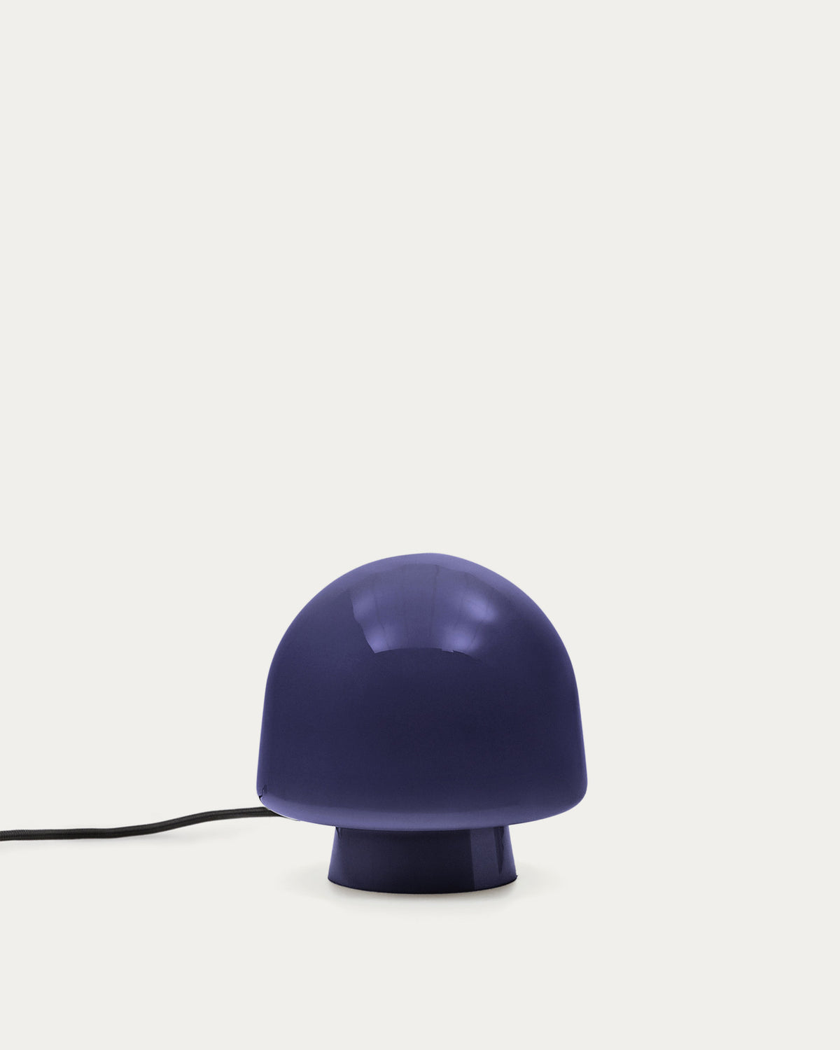 Tischleuchte Reig aus blauem Glas in Dunkelblau präsentiert im Onlineshop von KAQTU Design AG. Tischleuchte ist von Kave Home