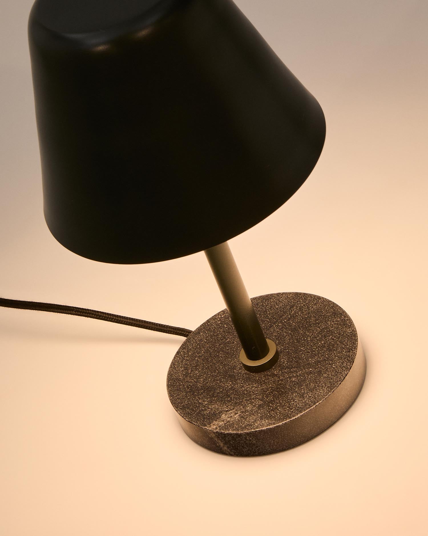 Die Tischleuchte Calina vereint modernes Design mit eleganten Materialien und sorgt für eine stilvolle Beleuchtung in jedem Zuhause.