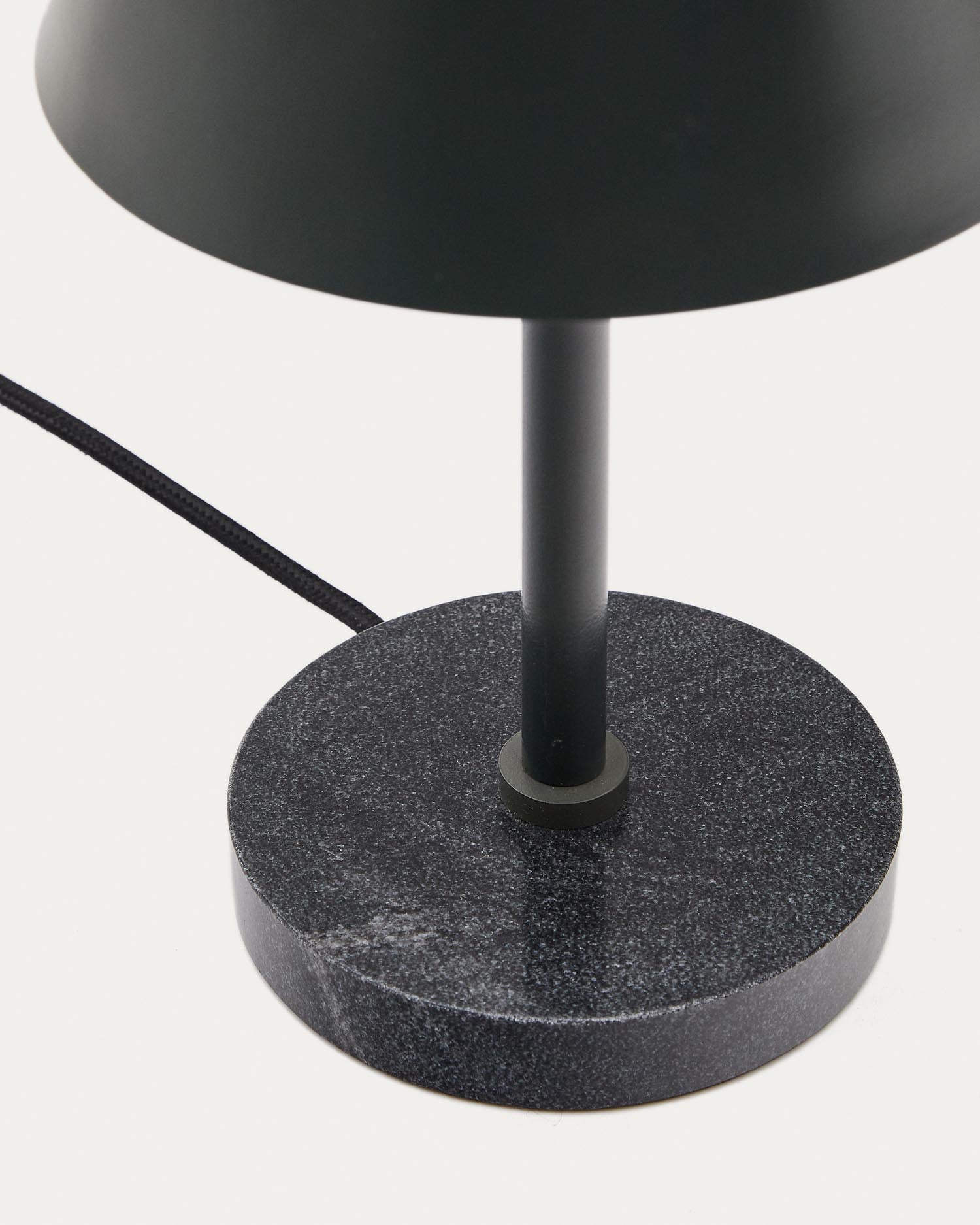 Die Tischleuchte Calina aus grünem Metall und schwarzem Marmor bietet eine harmonische Verbindung von Stil und Funktionalität, ideal für jedes Interieur.