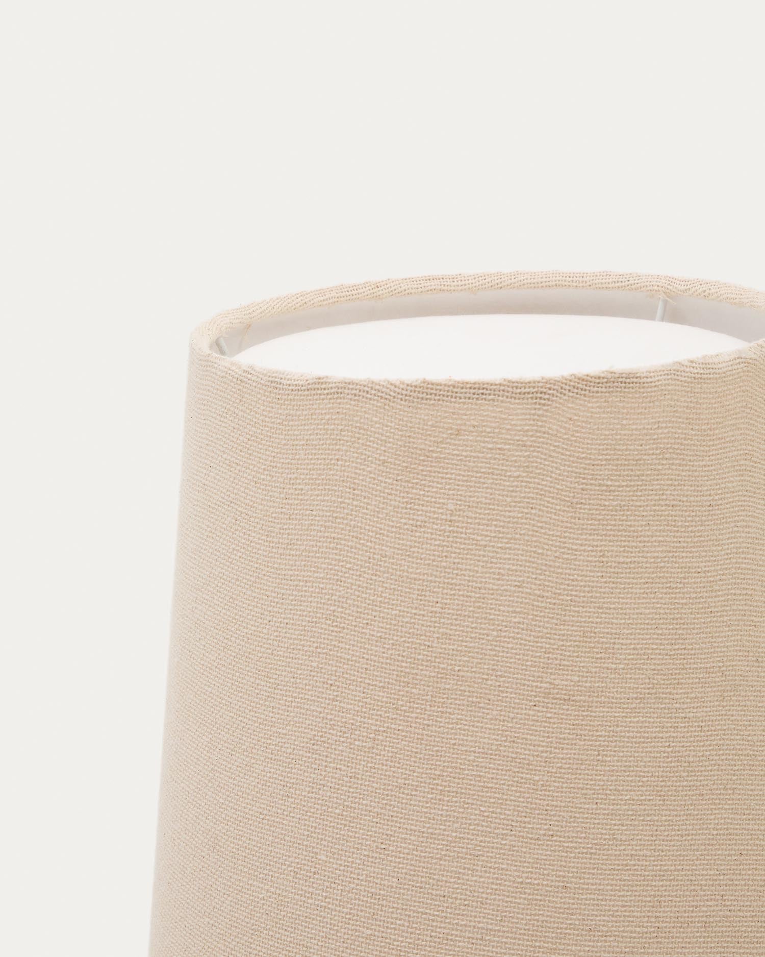 Moderne Stehlampe Senni aus Metall mit edlem schwarzem Finish. Perfekt für gemütliche Beleuchtung und stilvolle Akzente in jedem Raum.