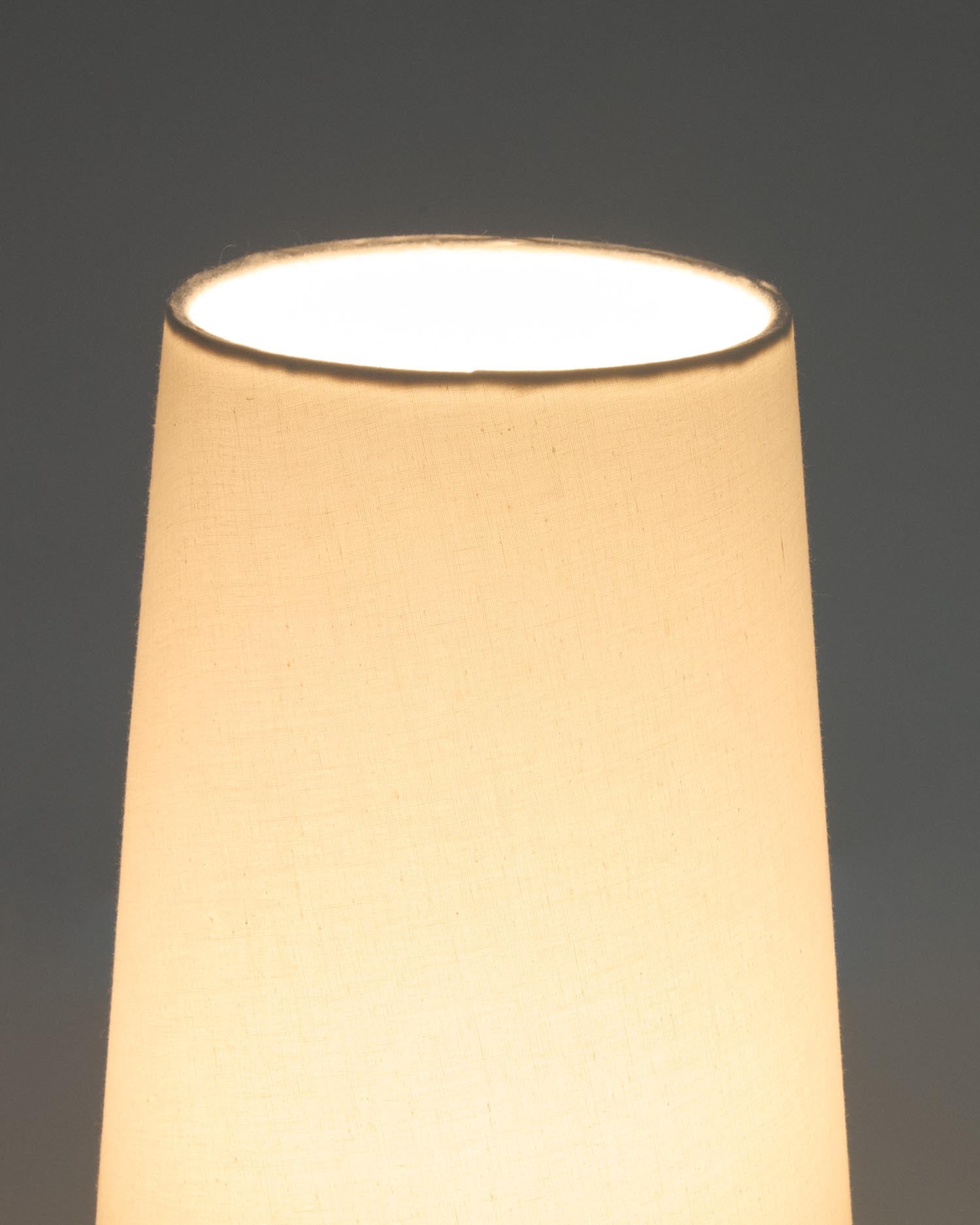 Die Tischleuchte Amire von Kave Home vereint edles Massivholz mit modernem Design und schafft eine warme, einladende Atmosphäre in jedem Raum.