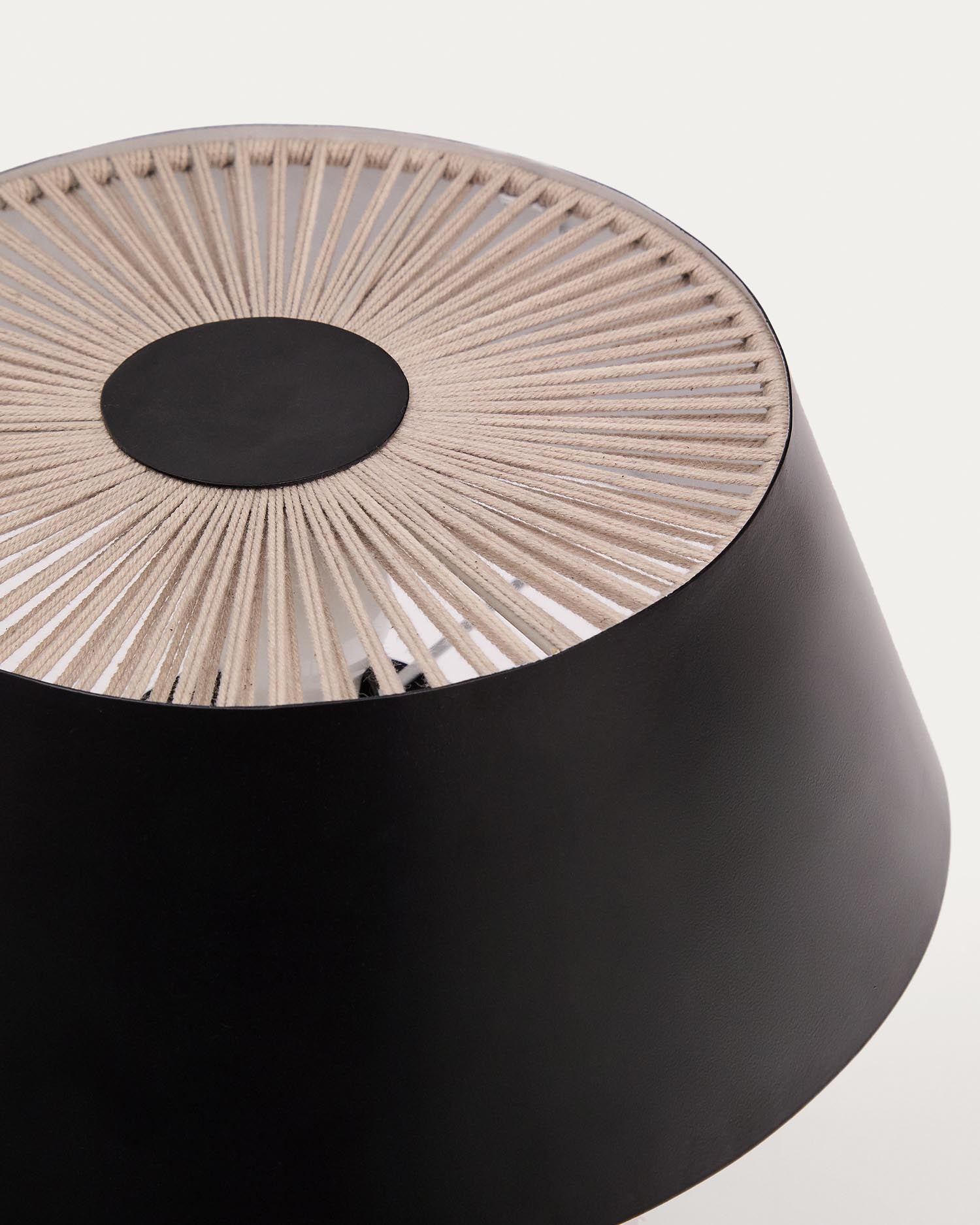 Elegante Tischleuchte Ancare: Robustes schwarzes Metall kombiniert mit warmem, beigem Seil für ein harmonisches Wohnambiente.