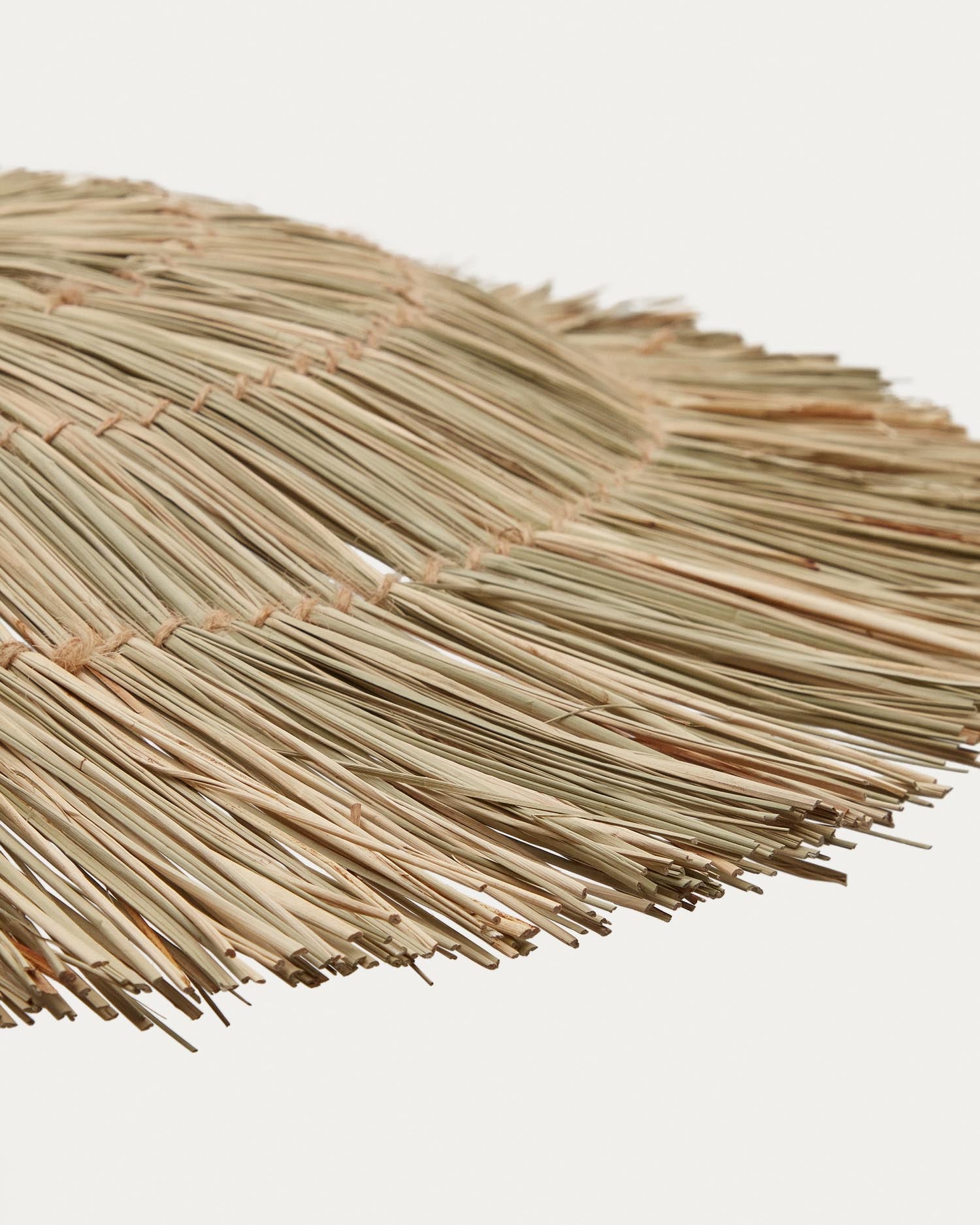 Der Gualta Lampenschirm von Kave Home aus handgefertigten Naturfasern (Ø 60 cm) schafft eine einladende Atmosphäre und passt perfekt zu jedem Einrichtungsstil.