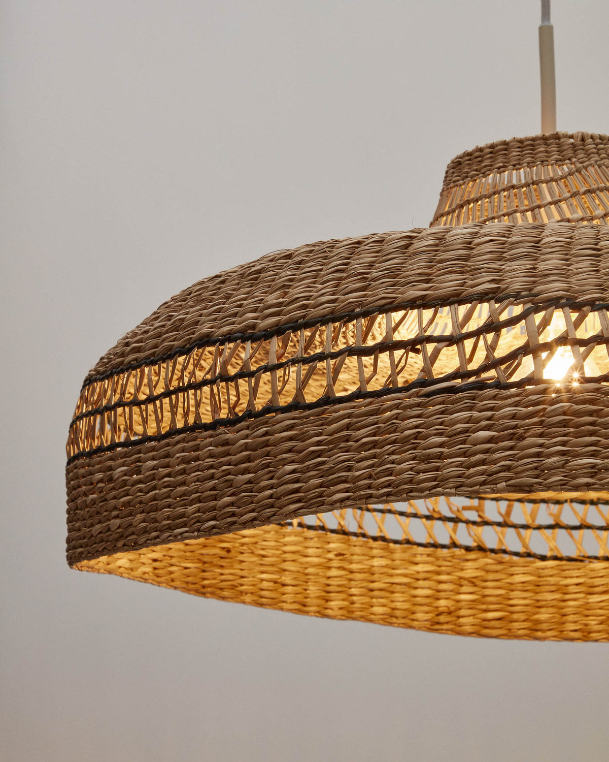 Rupia Lampenschirm für Pendelleuchte mit natürlichem und schwarzem Finish Ø 55 cm in Natur präsentiert im Onlineshop von KAQTU Design AG. Lampenschirm ist von Kave Home