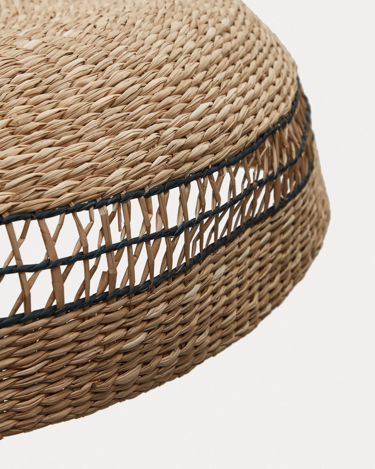 Rupia Lampenschirm für Pendelleuchte mit natürlichem und schwarzem Finish Ø 55 cm in Natur präsentiert im Onlineshop von KAQTU Design AG. Lampenschirm ist von Kave Home