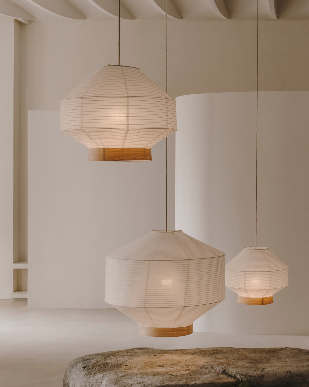 Lampenschirm für Deckenleuchte Hila aus weissem Papier und Naturholzfurnier Ø 80 cm in Weiss präsentiert im Onlineshop von KAQTU Design AG. Lampenschirm ist von Kave Home