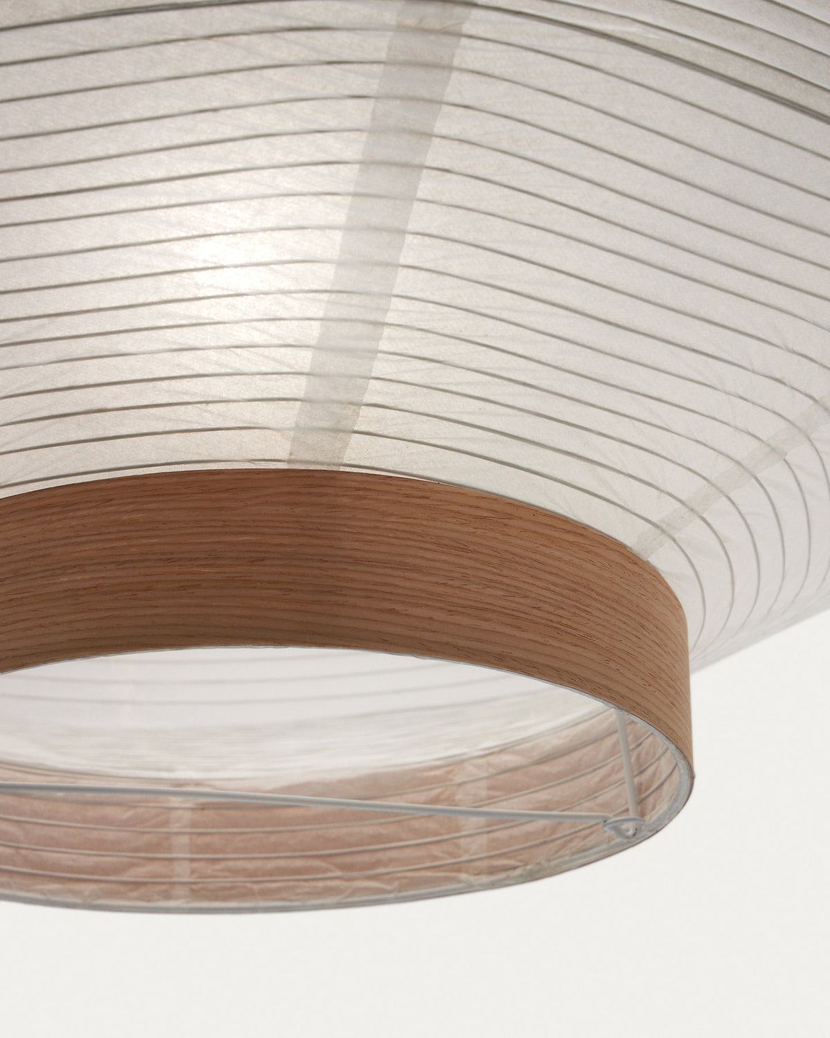 Lampenschirm für Deckenleuchte Hila aus weissem Papier und Naturholzfurnier Ø 30 cm in Weiss präsentiert im Onlineshop von KAQTU Design AG. Lampenschirm ist von Kave Home