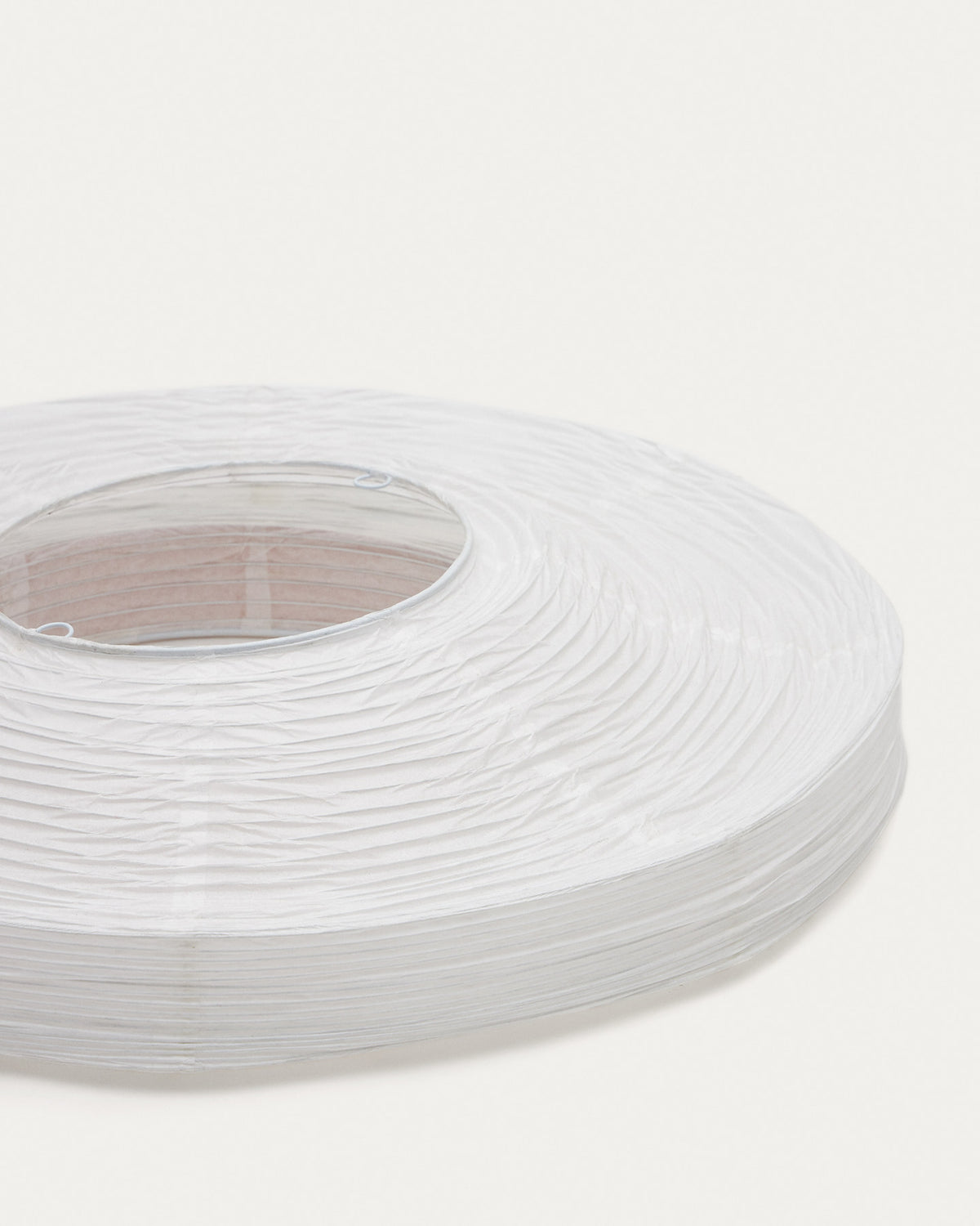 Lampenschirm für Deckenleuchte Hila aus weissem Papier und Naturholzfurnier Ø 30 cm in Weiss präsentiert im Onlineshop von KAQTU Design AG. Lampenschirm ist von Kave Home