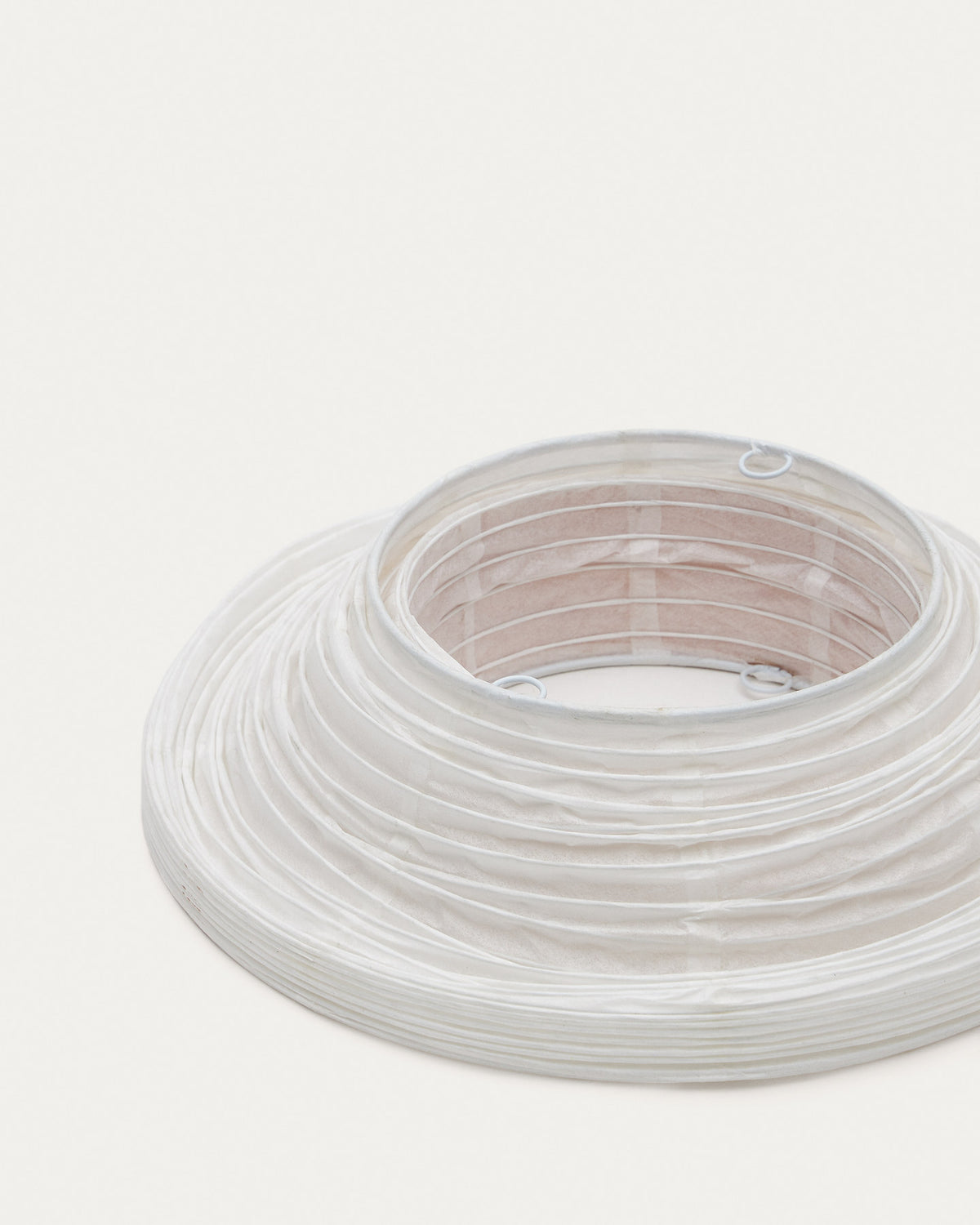 Hila Lampenschirm aus weissem Papier und Furnierholz Ø 30 cm in Weiss präsentiert im Onlineshop von KAQTU Design AG. Lampenschirm ist von Kave Home