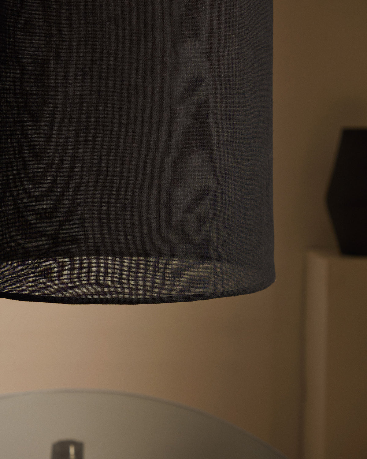 Mariela Schirm für Deckenlampe aus Leinen mit schwarzem Finish Ø 40 x 60 cm in Schwarz präsentiert im Onlineshop von KAQTU Design AG. Lampenschirm ist von Kave Home