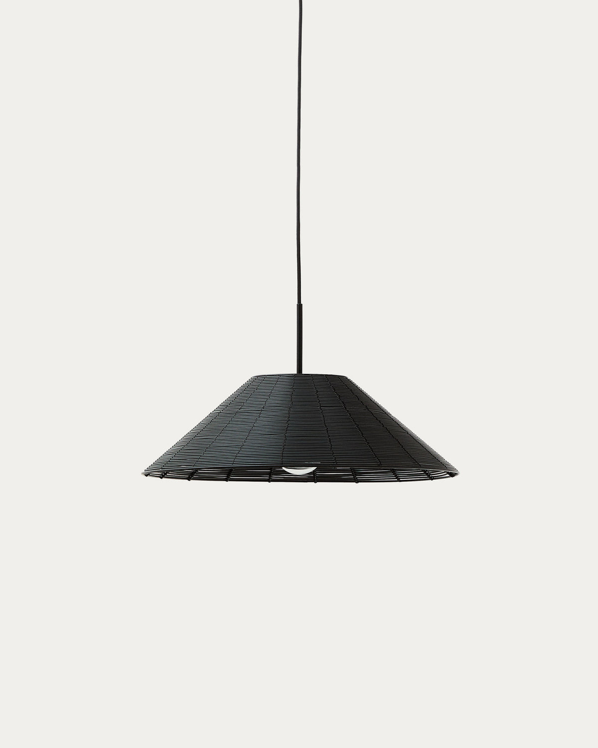Lampenschirm für Outdoor-Deckenleuchte Saranella aus synthetischem Rattan in Schwarz Ø 50 cm in präsentiert im Onlineshop von KAQTU Design AG. Pendelleuchte ist von Kave Home