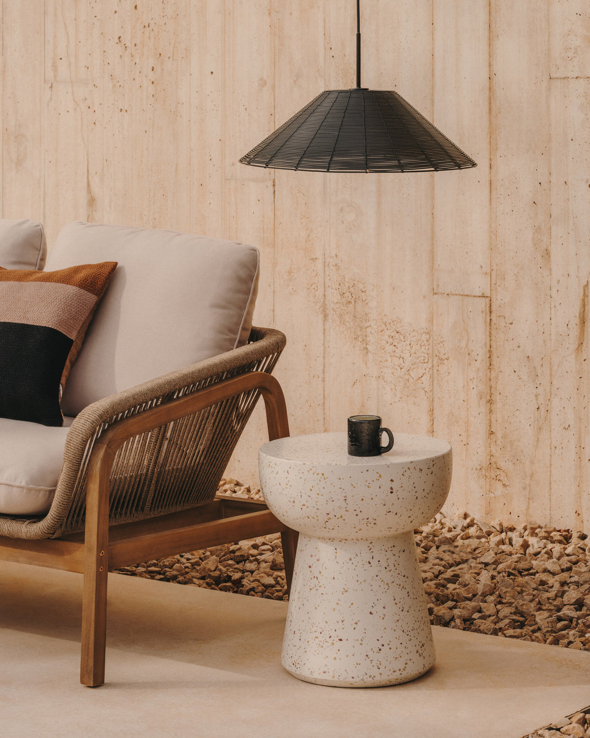 Lampenschirm für Outdoor-Deckenleuchte Saranella aus synthetischem Rattan in Schwarz Ø 50 cm in präsentiert im Onlineshop von KAQTU Design AG. Pendelleuchte ist von Kave Home