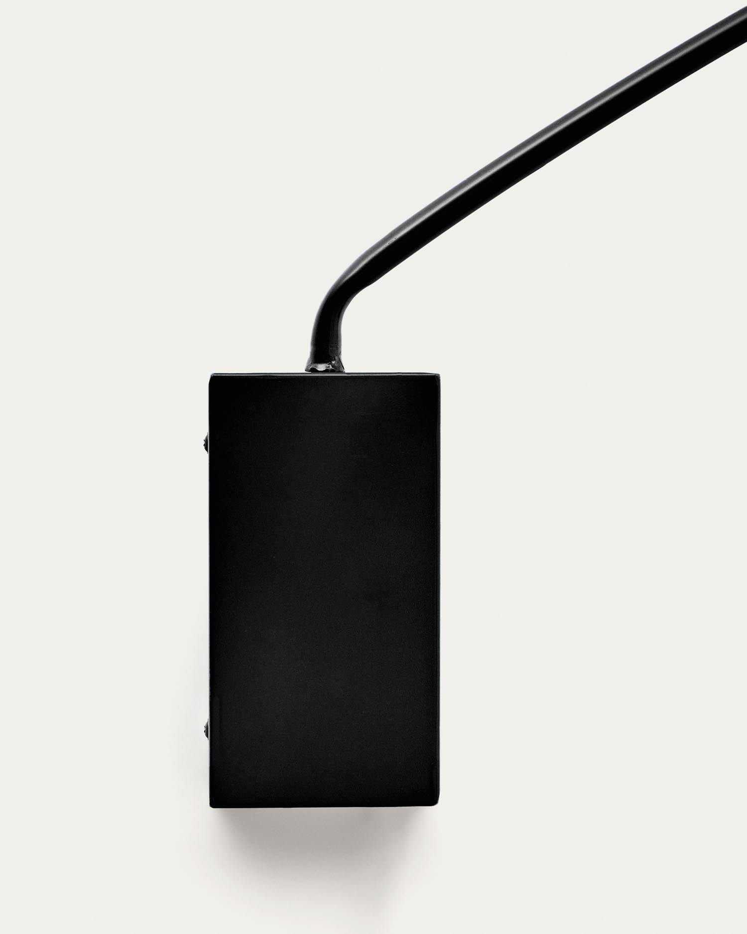 Entdecken Sie die Kally Wandleuchte von Kave Home: stilvolles Metall in Schwarz, flexibler Arm für gezielte Beleuchtung und warme Holzelemente.