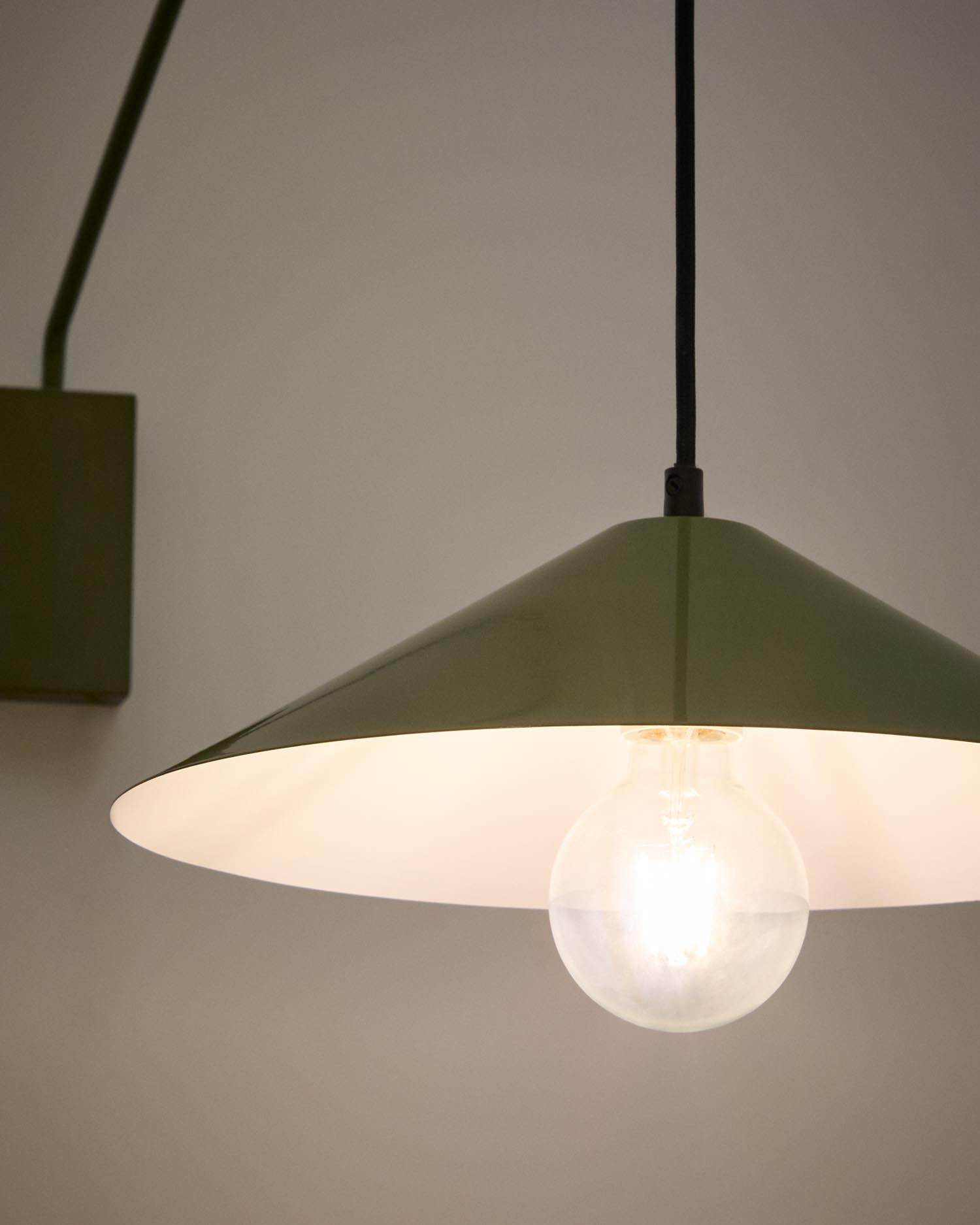 Die Kally Wandleuchte von Kave Home vereint modernes Design mit Funktionalität: grün lackiertes Metall und ein verstellbarer Holzarm für gemütliche Beleuchtung.