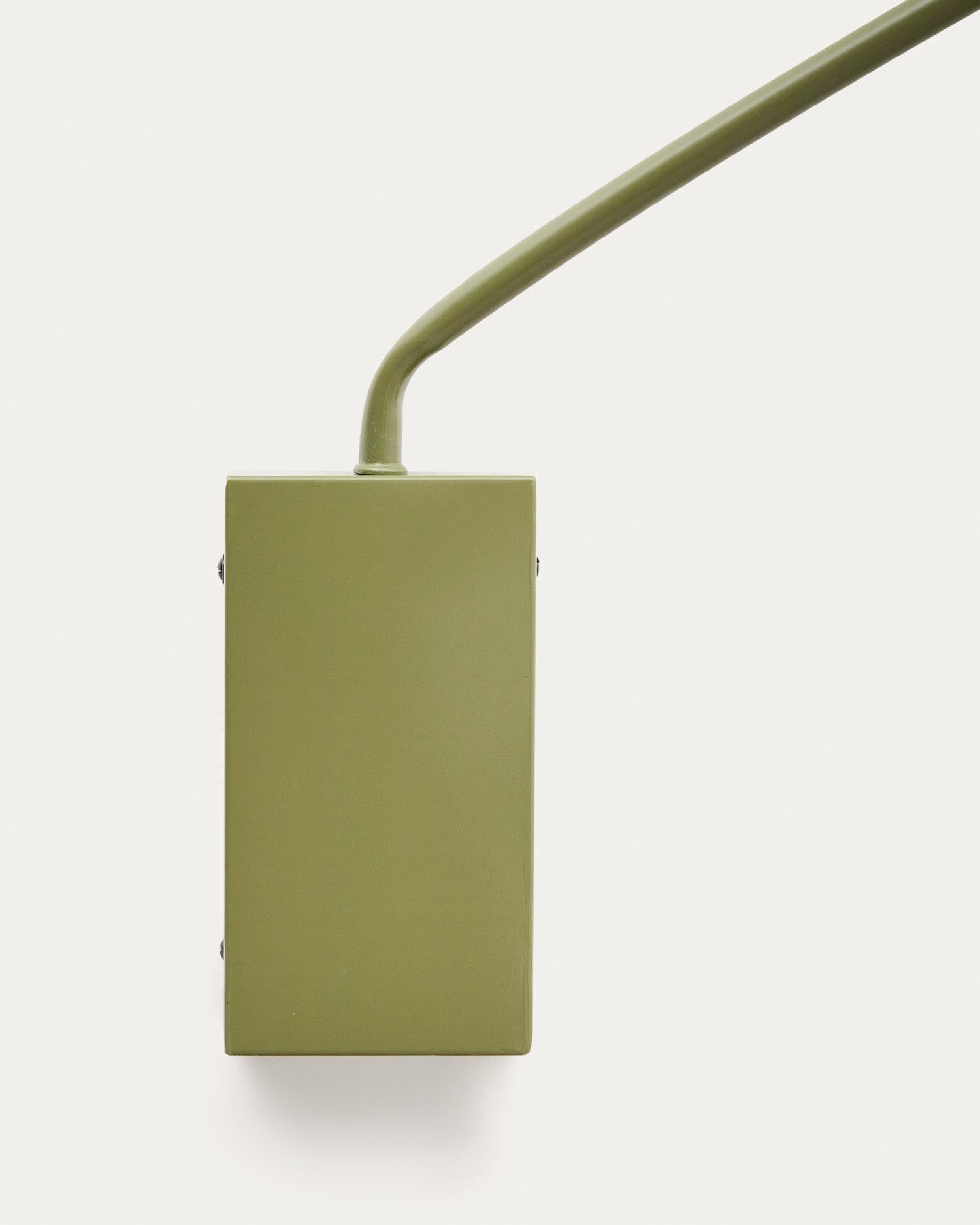 Die Kally Wandleuchte von Kave Home vereint modernes Design mit einem eleganten grünen Finish und einem robusten Holzarm für vielseitige Lichtakzente.