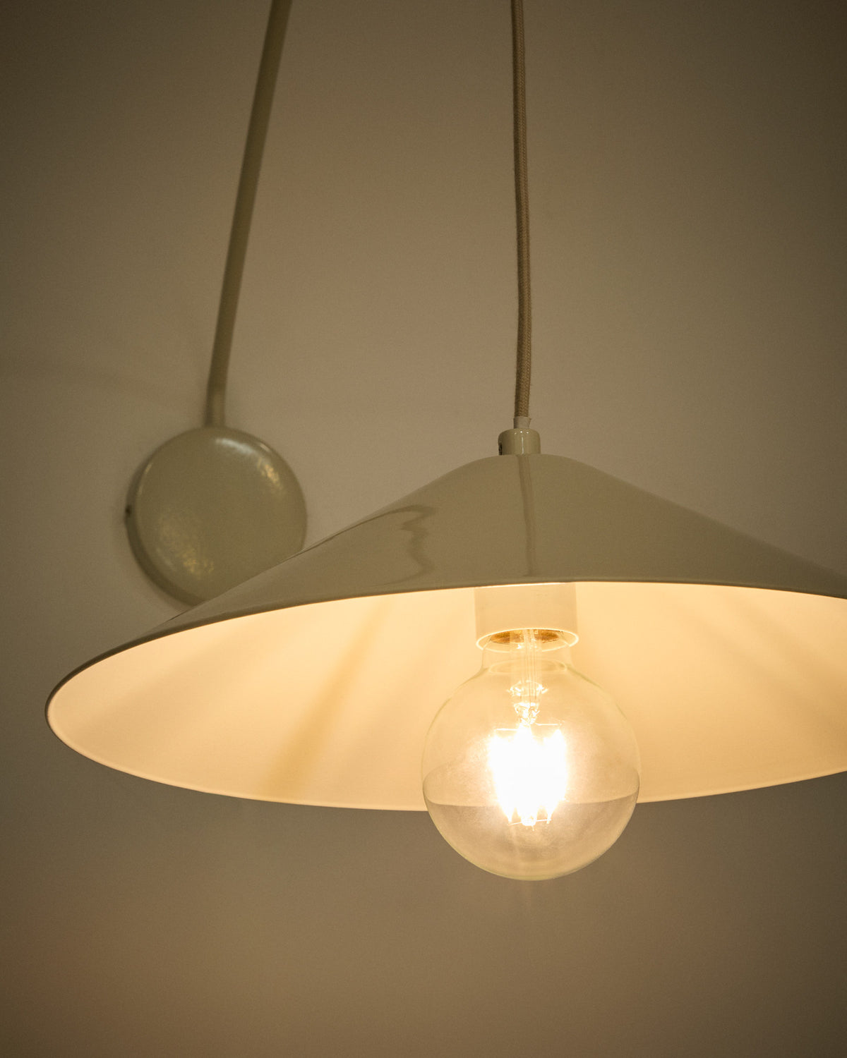 Wandleuchte Kally aus Metall mit beige lackiertem Finish in Weiss präsentiert im Onlineshop von KAQTU Design AG. Wandleuchte ist von Kave Home