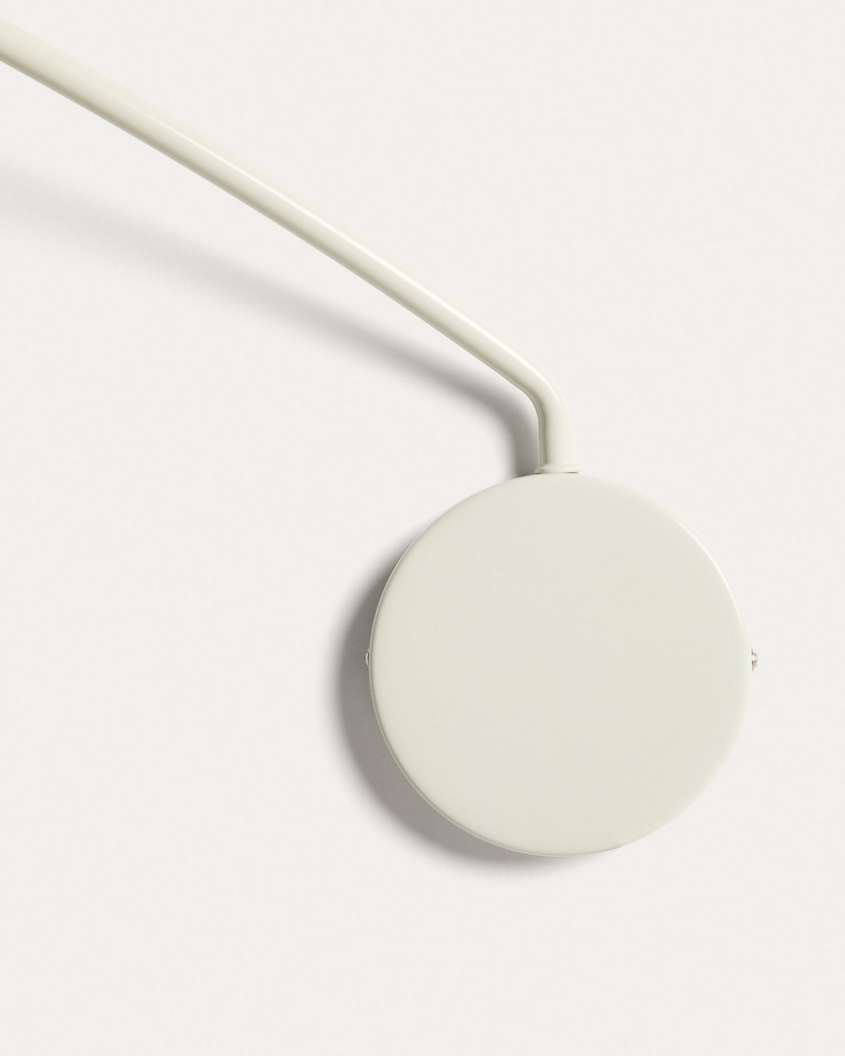 Wandleuchte Kally aus Metall mit beige lackiertem Finish in Weiss präsentiert im Onlineshop von KAQTU Design AG. Wandleuchte ist von Kave Home